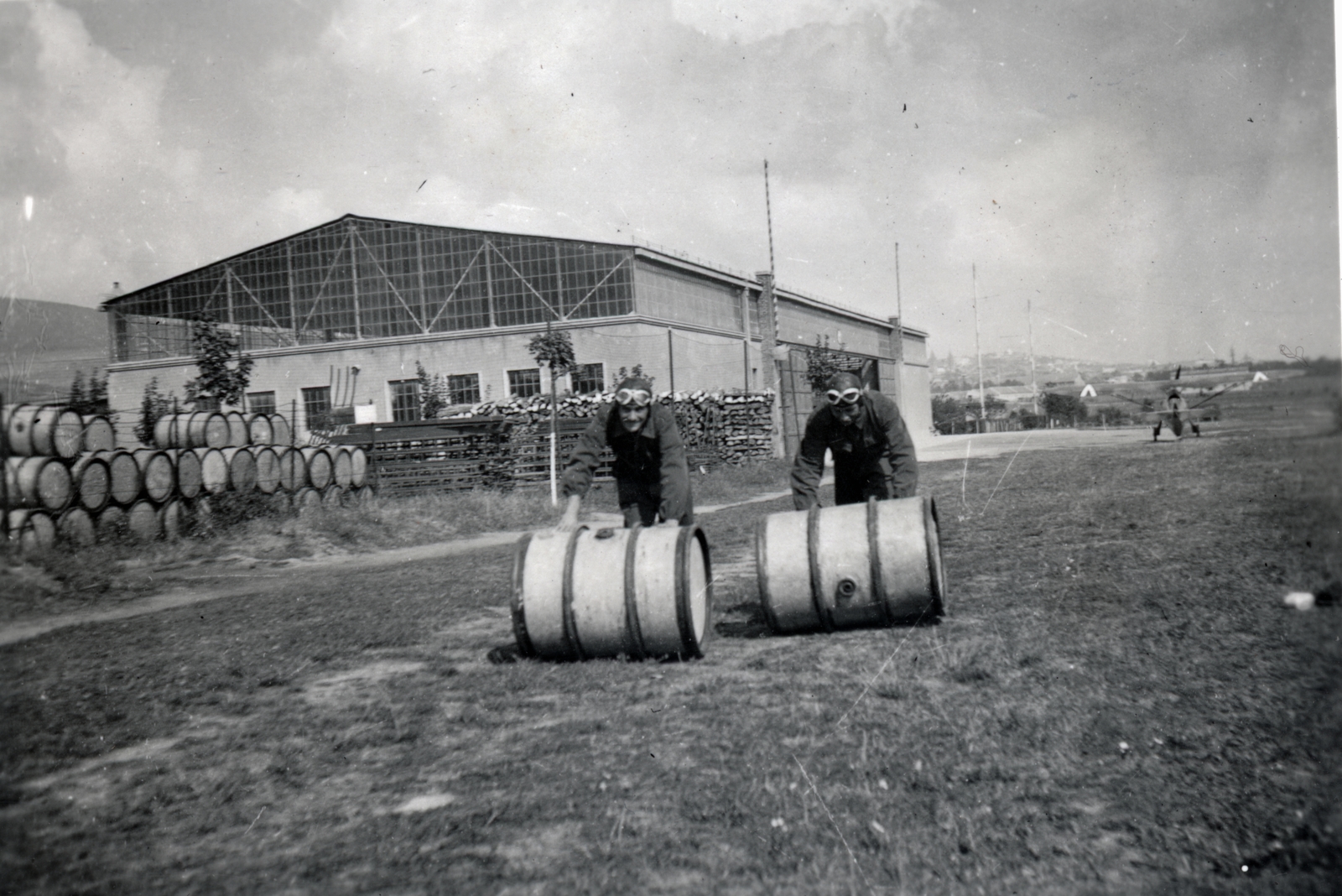 Hungary, Pécs, Tüzér utcai repülőtér, a Horthy Miklós Nemzeti Repülő Alap kiképző keretének tagjai., 1939, Varga Csaba dr., airplane, barrel, Fortepan #150682
