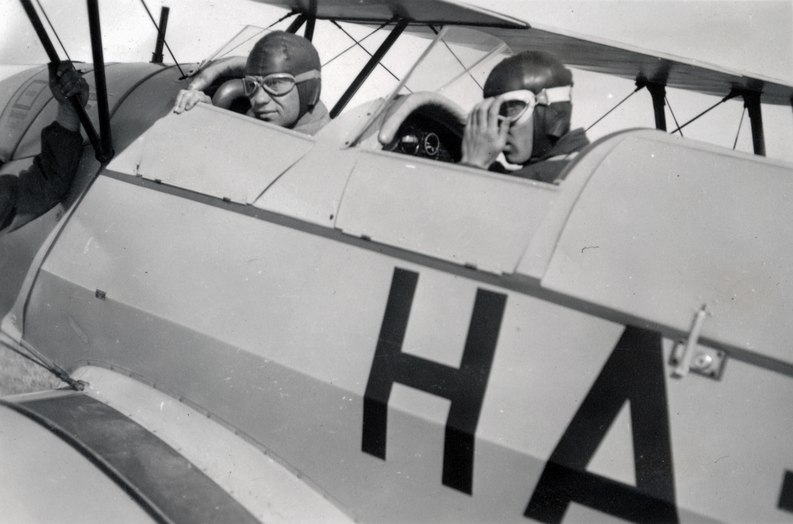 Hungary, Pécs, Tüzér utcai repülőtér, a Horthy Miklós Nemzeti Repülő Alap kiképző keretének tagjai. Bücker Bü 131 "Jungmann" repülőgép., 1939, Varga Csaba dr., airplane, Bücker-brand, biplane, Fortepan #150687