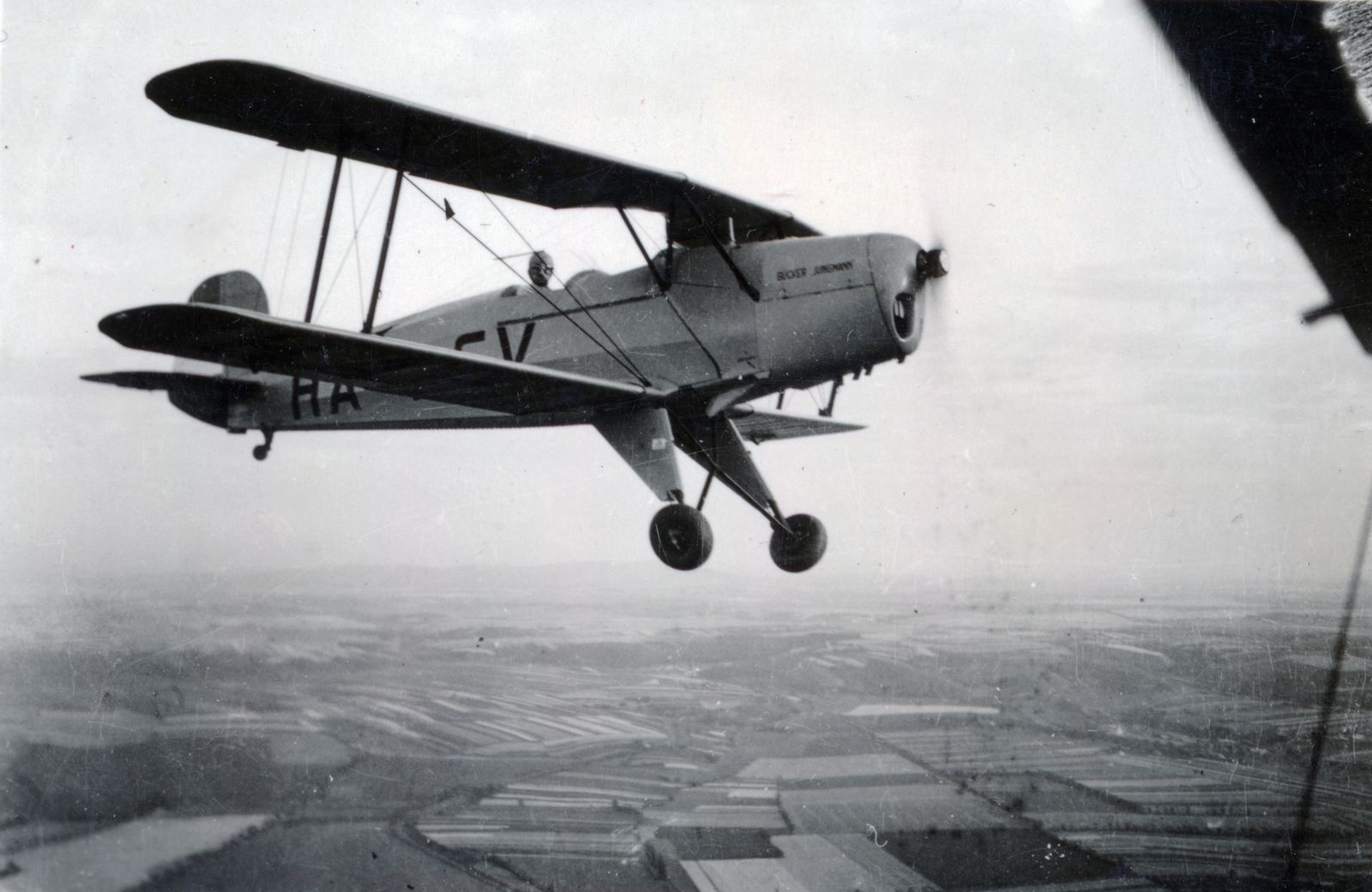 Hungary, Pécs, a Horthy Miklós Nemzeti Repülő Alap kiképző keretének tagja gyakorlórepülésen. Bücker Bü 131 "Jungmann" repülőgép., 1939, Varga Csaba dr., airplane, Bücker-brand, biplane, registration mark, Fortepan #150690