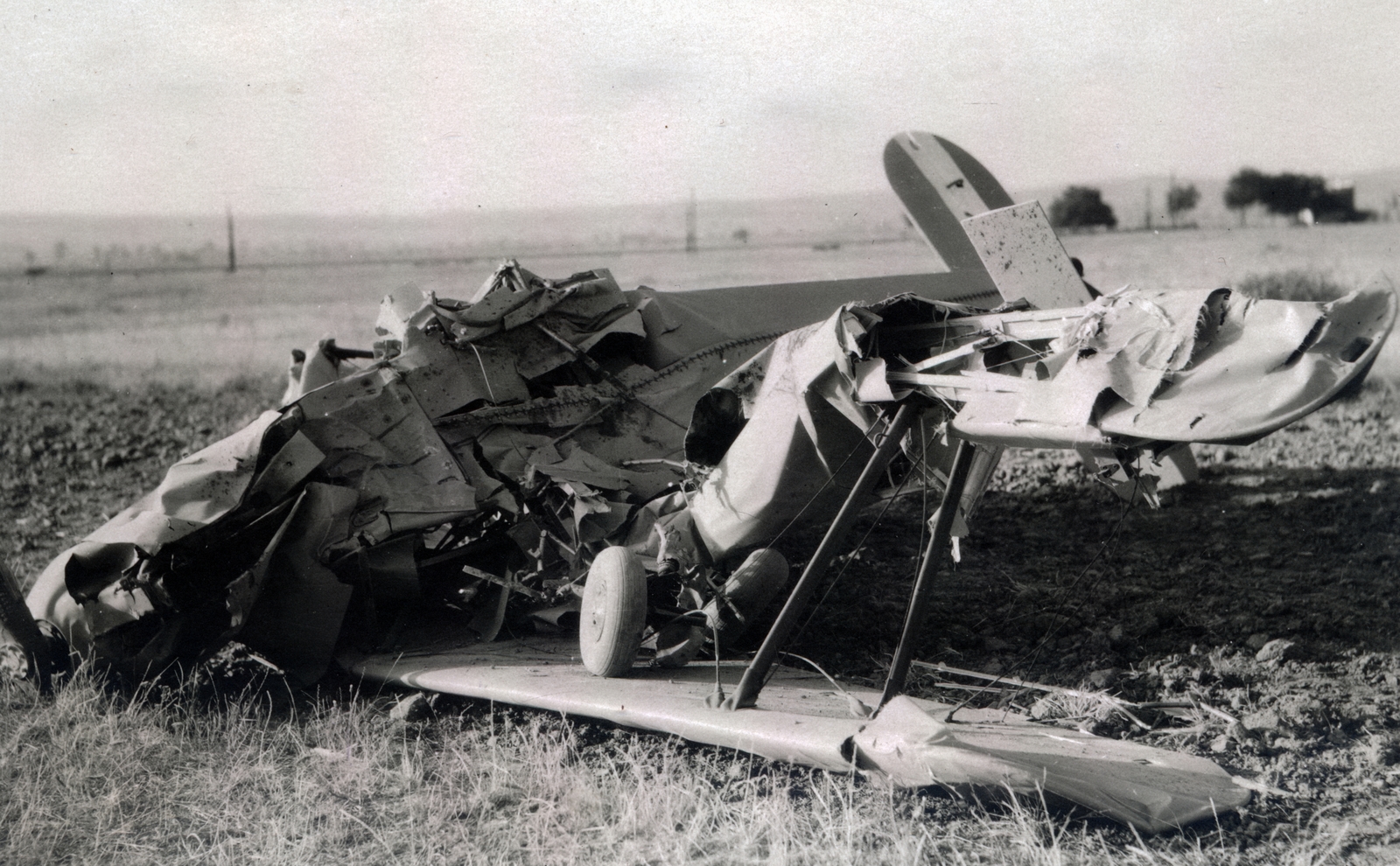 Hungary, Pécs, a Horthy Miklós Nemzeti Repülő Alap kiképző keretének 1942. március 28.-án lezuhant Bücker Bü 131 "Jungmann" iskolarepülőgépe. A balesetben Gyurcsik Dezső és Hegedűs Sándor növendékek vesztették életüket., 1942, Varga Csaba dr., accident, airplane, Fortepan #150700