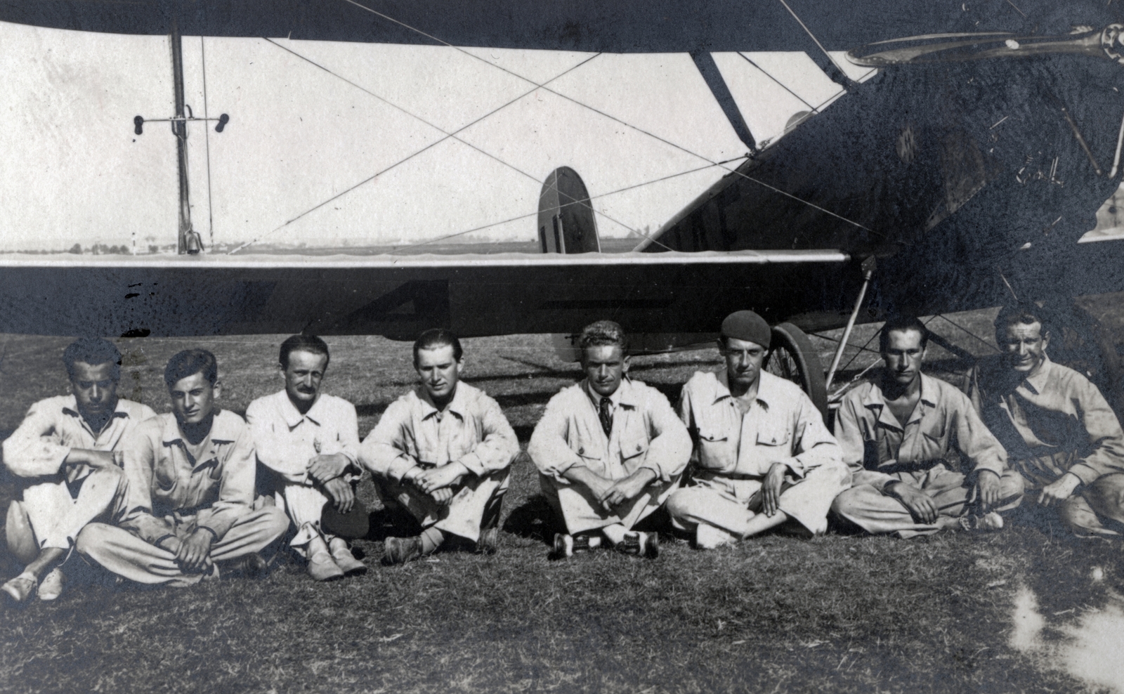 1934, Varga Csaba dr., pilóta, csoportkép, biplán, ülés keresztbe tett lábakkal, földön ülés, Best of, Fortepan #150745