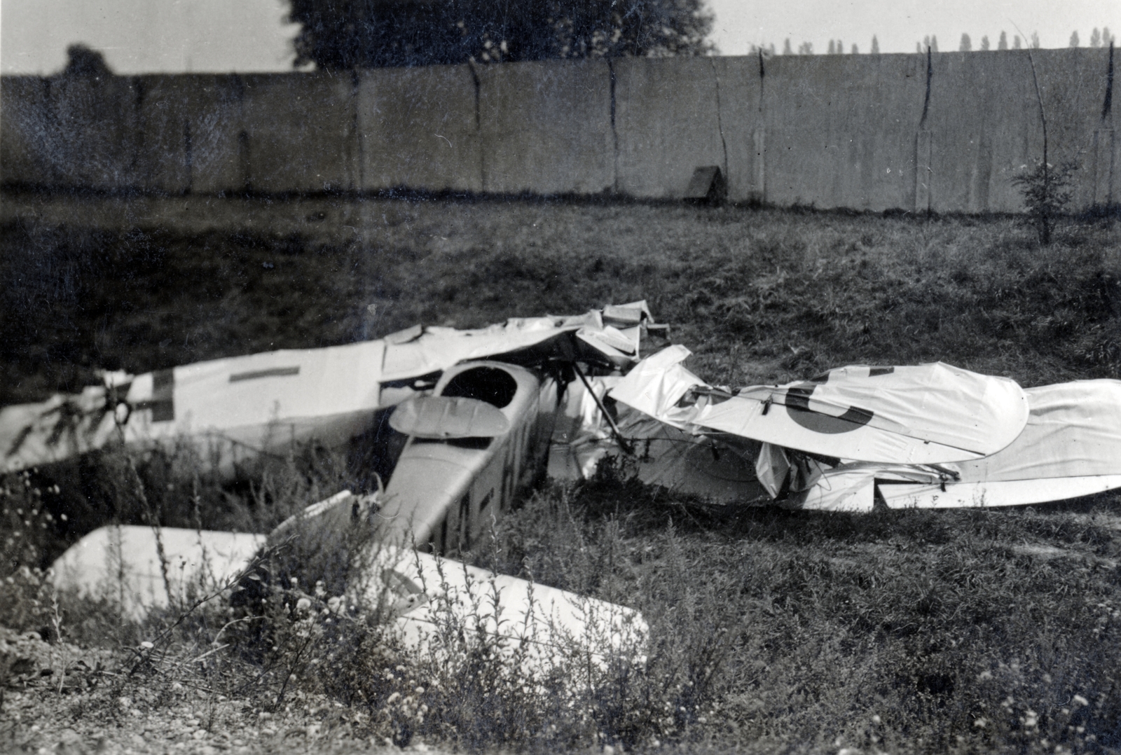 Hungary, Érd, a Műegyetemi Sportrepülő Egyesület érdi repülőtábora, leszállás közben lezuhant Lóczy Hungária típusú repülőgép., 1932, Varga Csaba dr., airplane, wreck, Fortepan #150775