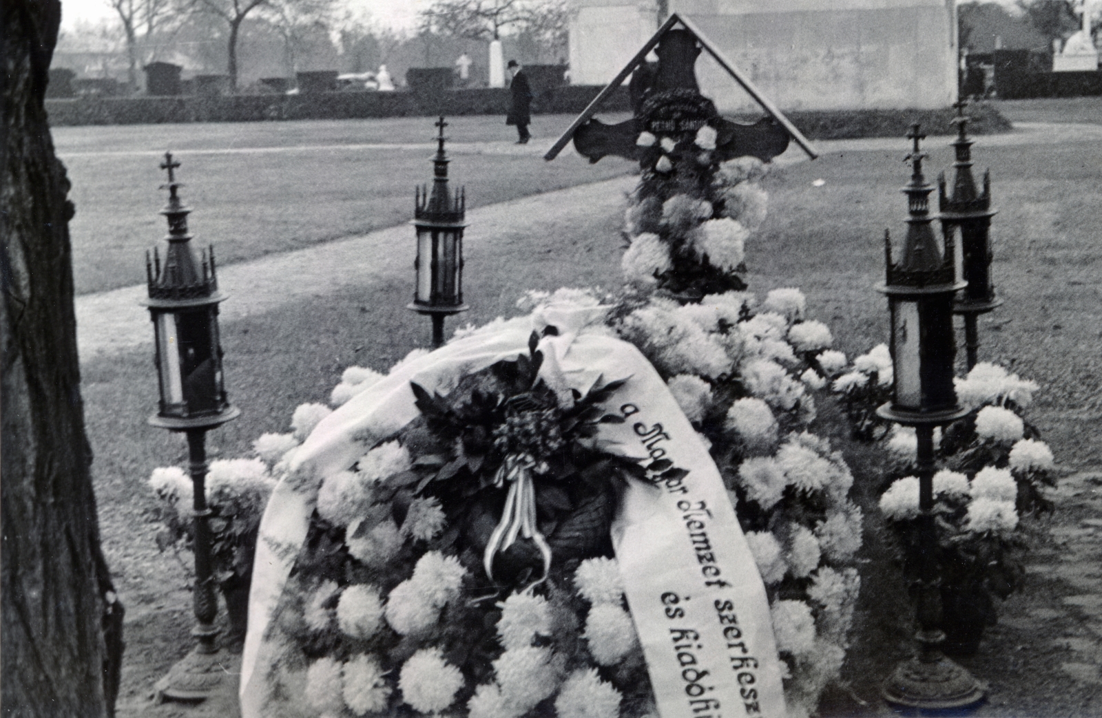 Hungary, Budapest VIII., Fiumei úti Nemzeti Sírkert (Kerepesi temető), Pethő Sándor publicista, a Magyar Nemzet alapító főszerkesztőjének a sírja., 1940, Varga Csaba dr., Budapest, candelabra, wreath, grave, Fortepan #150816