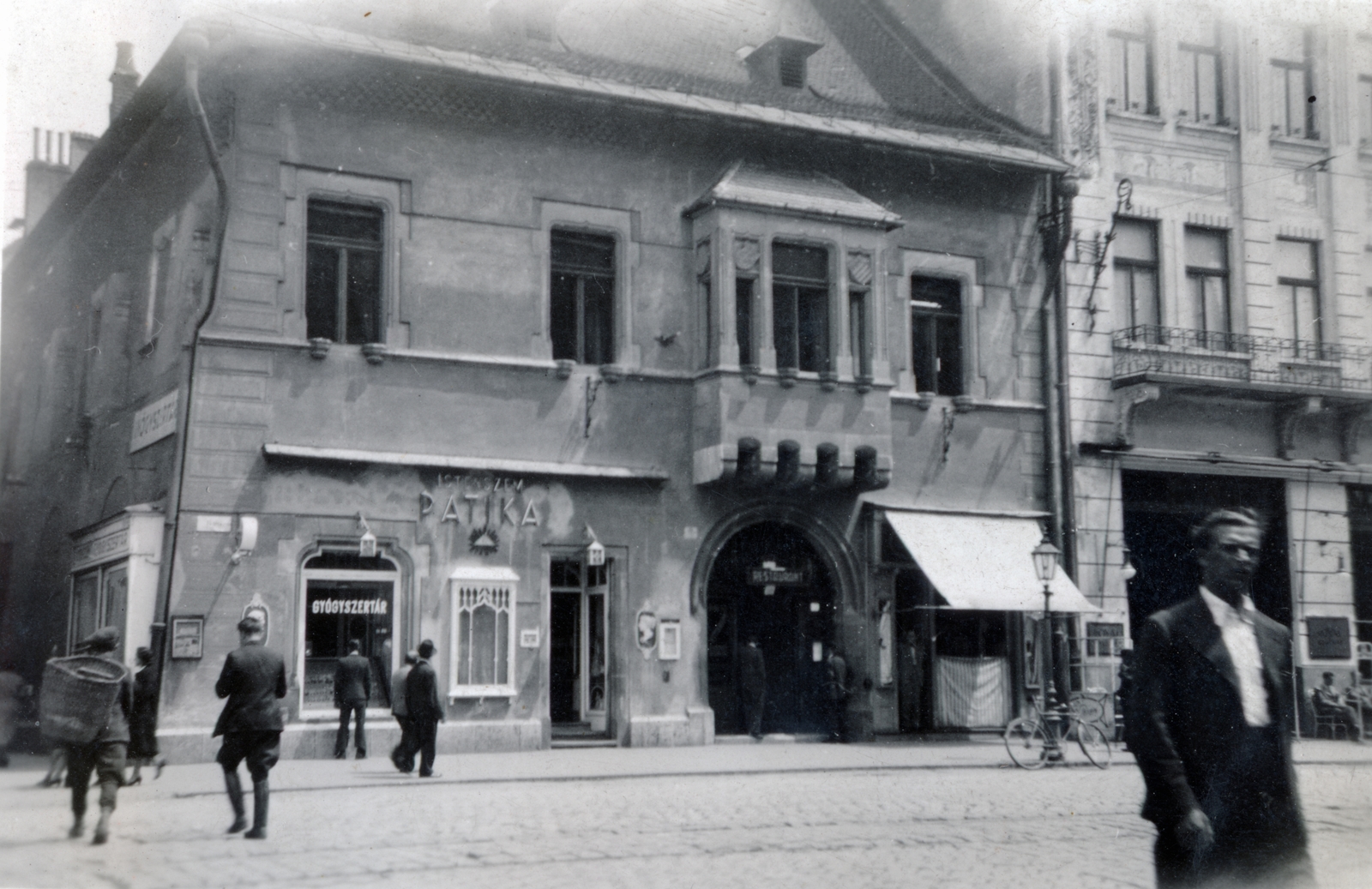 Slovakia, Košice, Fő utca (ulica Hlavná) 65., Lőcsei-ház., 1939, Varga Csaba dr., pharmacy, awning, city centre, bay window, Fortepan #150818