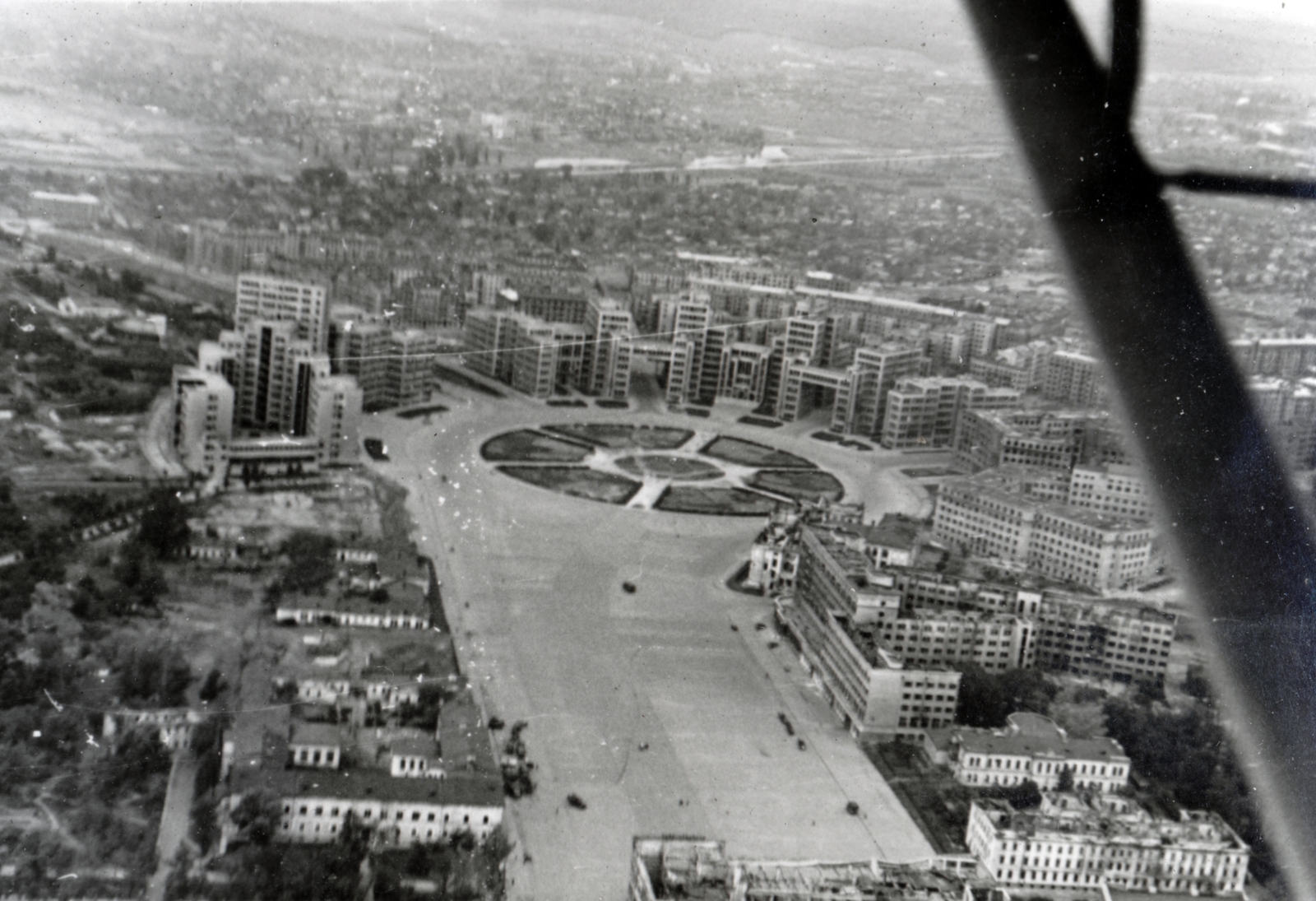 Ukraine, Kharkiv, légifotó, középpontban a Szabadság (Dzerzsinszkij) tér., 1943, Varga Csaba dr., aerial photo, university, constructivist architecture, Sergei Savich Serafimov-design, Samuil Mironovich Kravets-design, Mark Davidovich Felger-design, Maria Zandberg-Serafimova-design, Fortepan #150839