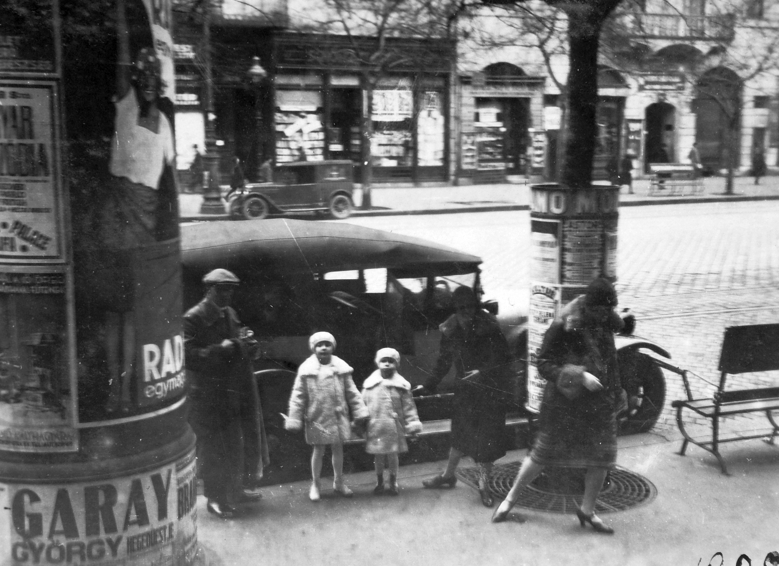 Hungary, Budapest IX., Ferenc körút, szemben a 19-es és a 17-es számú ház., 1928, Saly Noémi, poster, girl, Budapest, cap, Show window, cobblestones, hat, automobile, Fortepan #15084