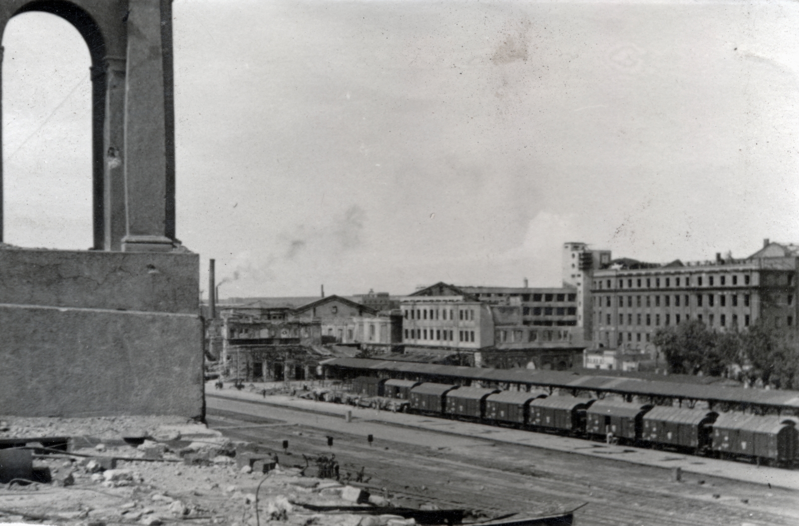 Ukrajna, Harkov, vasútállomás, háttérben az Állomás tér épületei., 1943, Varga Csaba dr., Fortepan #150841