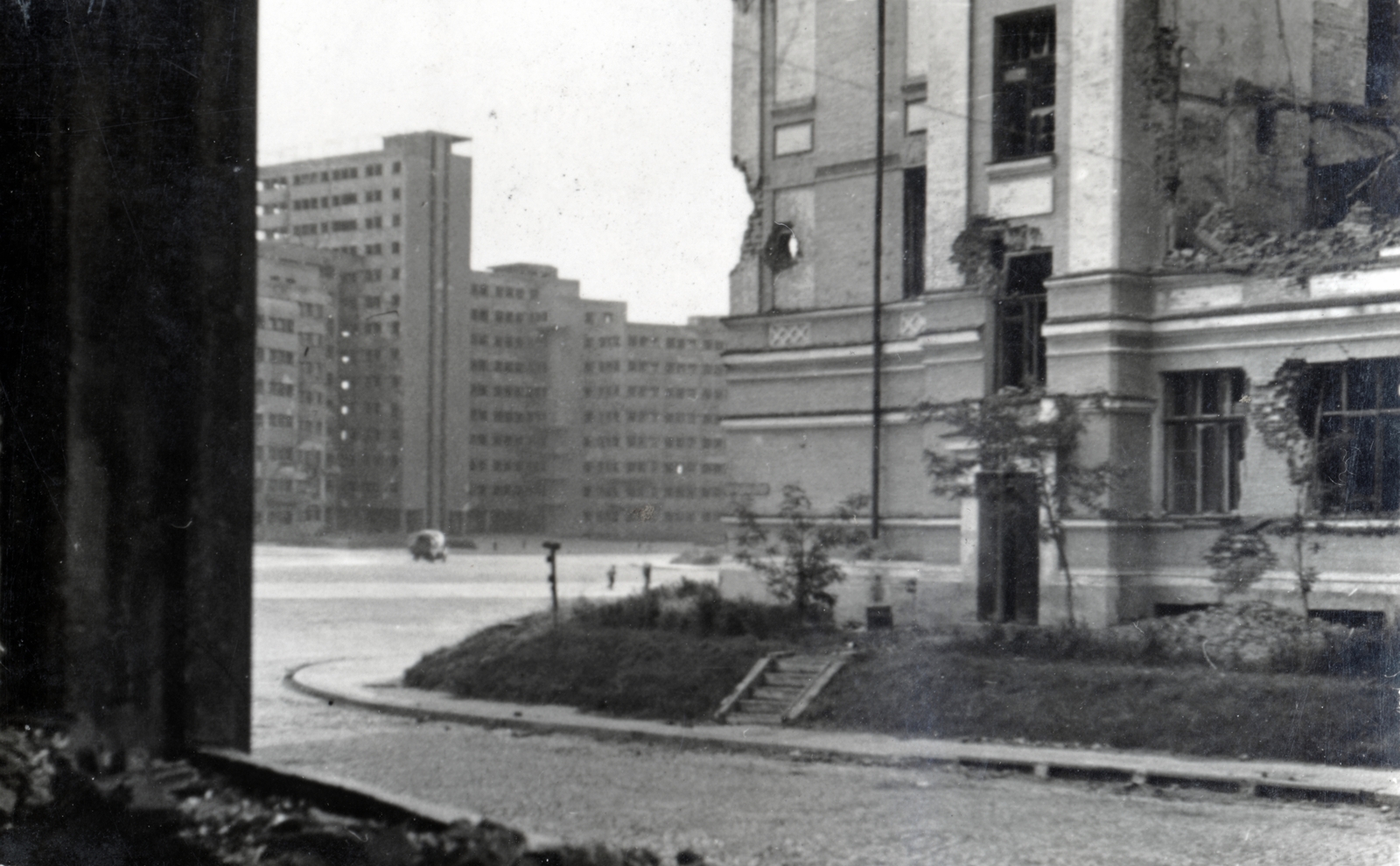 Ukraine, Kharkiv, Szabadság (Dzerzsinszkij) tér, szemben a Tervek Háza, a Karazin Kharkiv Nemzeti Egyetem épülete, a Trinkler utcából nézve., 1943, Varga Csaba dr., university, constructivist architecture, Sergei Savich Serafimov-design, Samuil Mironovich Kravets-design, Mark Davidovich Felger-design, Maria Zandberg-Serafimova-design, Fortepan #150850