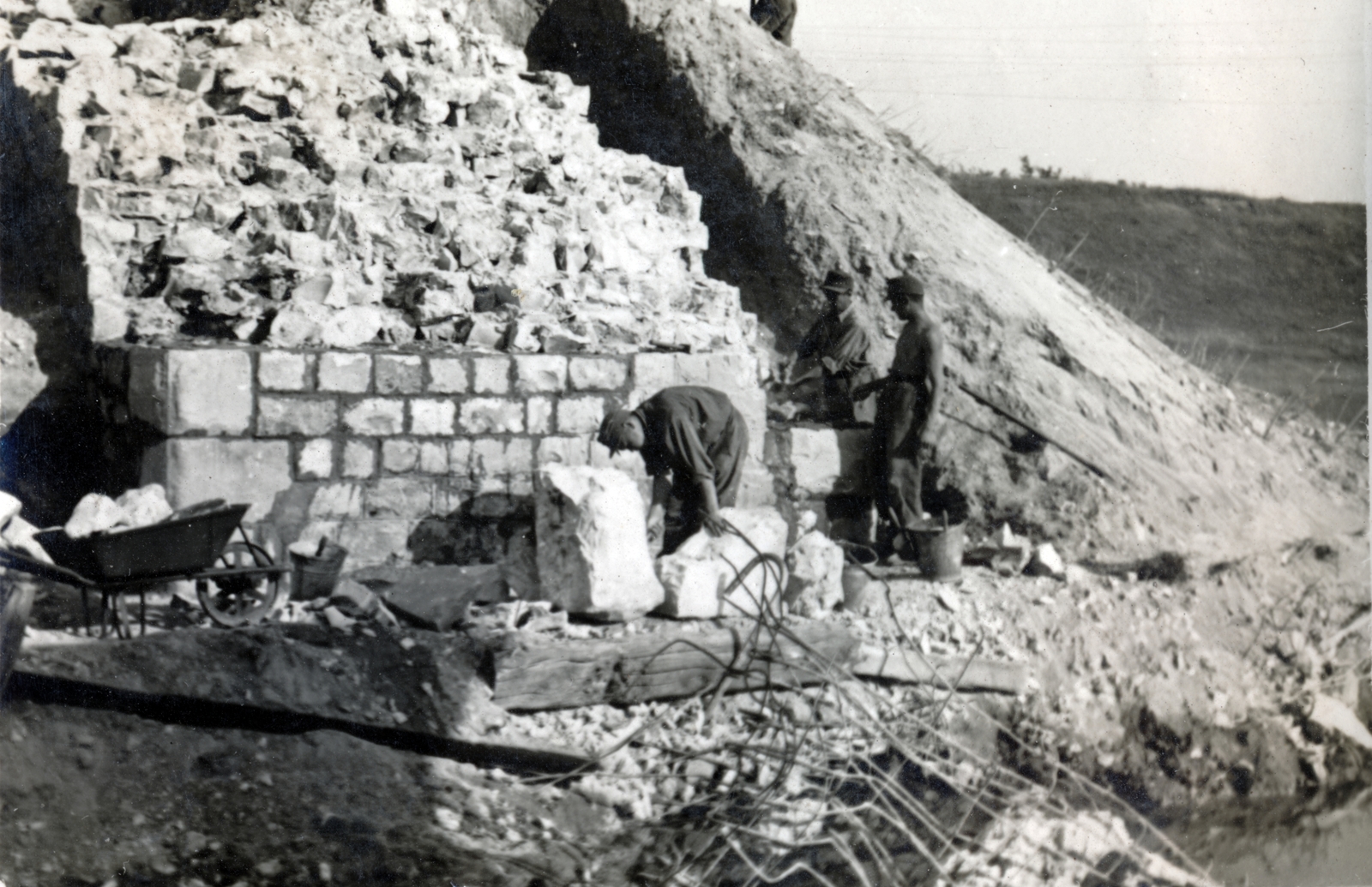 Ukraine, lerombolt vasúti híd helyreállításán dolgoznak a Magyar Királyi Honvédség 105. vasútépítő század katonái., 1943, Varga Csaba dr., Fortepan #150876
