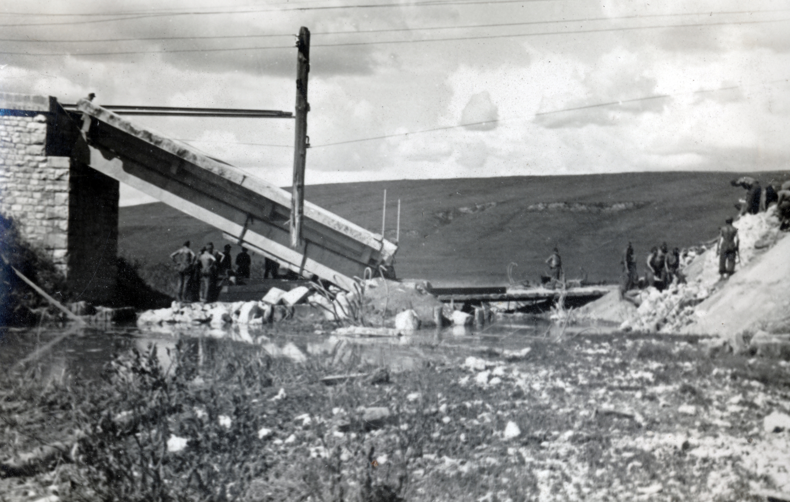 Ukraine, lerombolt vasúti híd helyreállításán dolgoznak a Magyar Királyi Honvédség 105. vasútépítő század katonái., 1943, Varga Csaba dr., Fortepan #150878