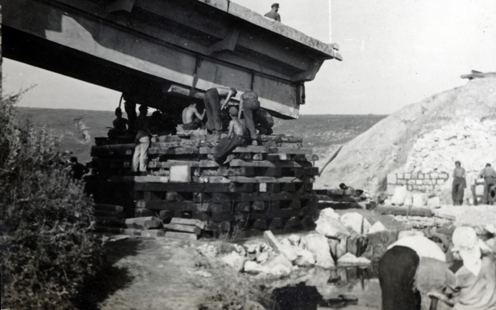 Ukraine, lerombolt vasúti híd helyreállításán dolgoznak a Magyar Királyi Honvédség 105. vasútépítő század katonái., 1943, Varga Csaba dr., Fortepan #150881