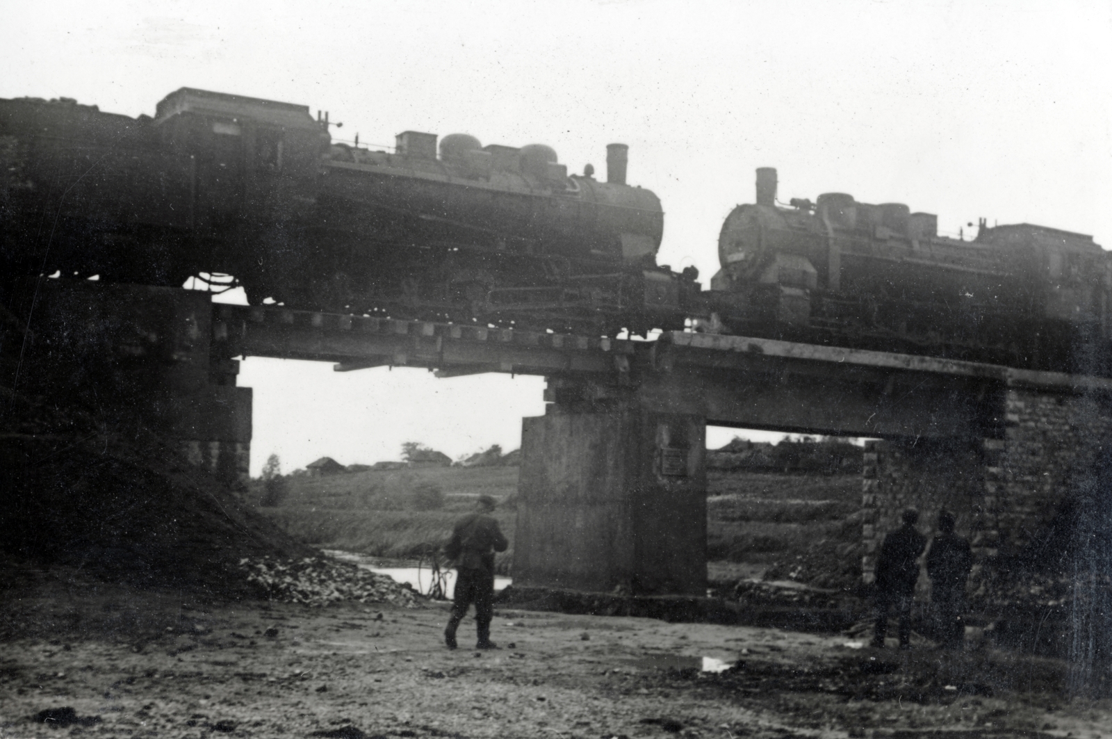 Ukraine, a Magyar Királyi Honvédség 105. vasútépítő század katonái által épített ideiglenes vasúti híd terhelési próbája., 1943, Varga Csaba dr., steam locomotive, Fortepan #150885