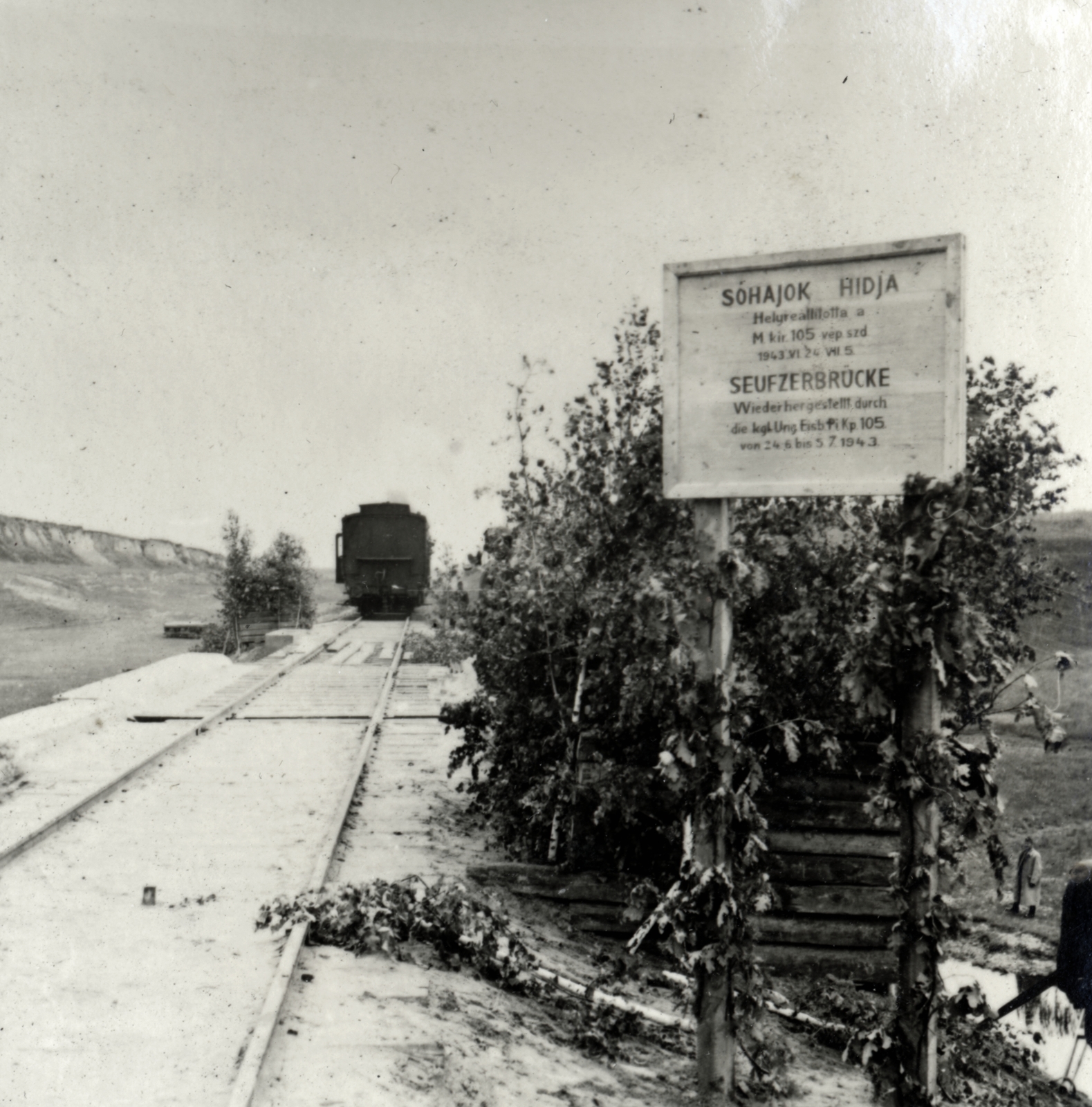 Ukraine, a Magyar Királyi Honvédség 105. vasútépítő század katonái által helyreállított vasúti híd., 1943, Varga Csaba dr., bilingual sign, railway bridge, Fortepan #150891