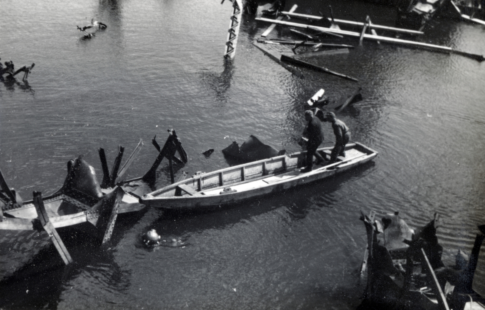 Ukraine, lerombolt vasúti híd maradványainak kiemelését készítik elő a Magyar Királyi Honvédség 105. vasútépítő század katonái és búvára., 1943, Varga Csaba dr., boat, Fortepan #150893