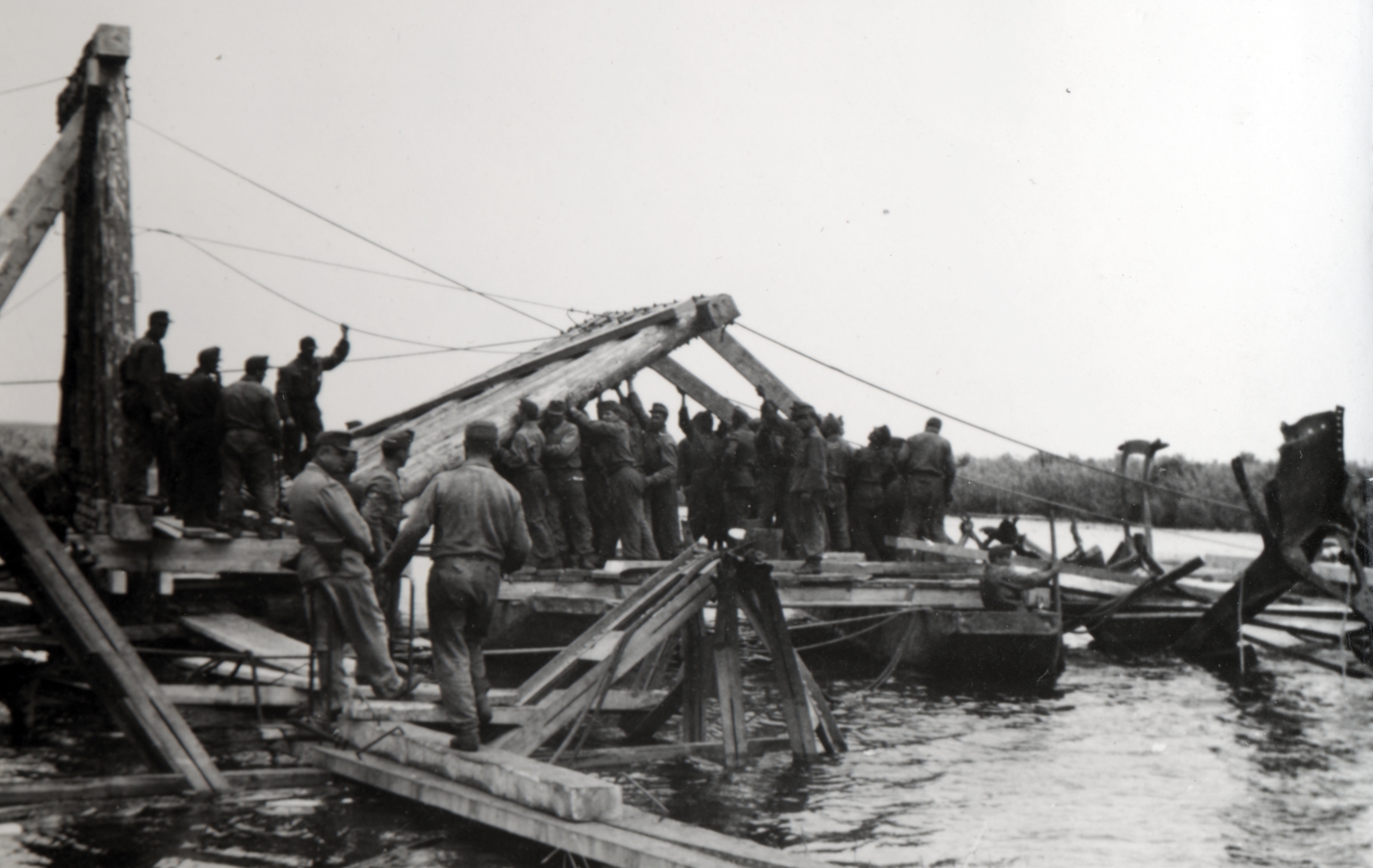 Ukraine, lerombolt vasúti híd helyreállításán dolgoznak a Magyar Királyi Honvédség 105. vasútépítő század katonái., 1943, Varga Csaba dr., Fortepan #150906