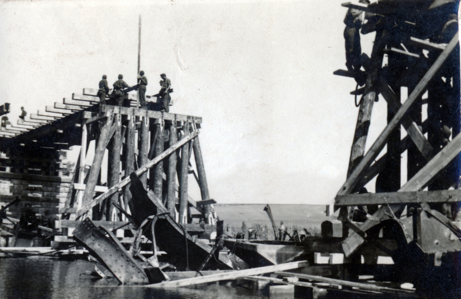 Ukraine, lerombolt vasúti híd helyreállításán dolgoznak a Magyar Királyi Honvédség 105. vasútépítő század katonái., 1943, Varga Csaba dr., river, bridge building, soldier, Fortepan #150910