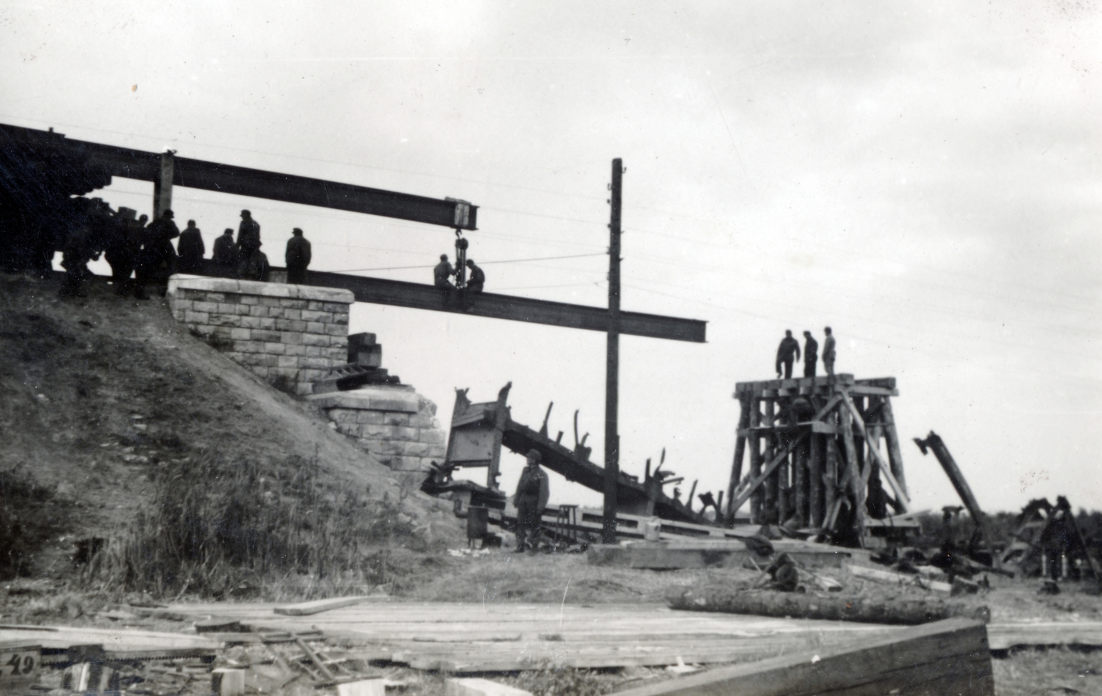 Ukrajna, lerombolt vasúti híd helyreállításán dolgoznak a Magyar Királyi Honvédség 105. vasútépítő század katonái., 1943, Varga Csaba dr., Fortepan #150912
