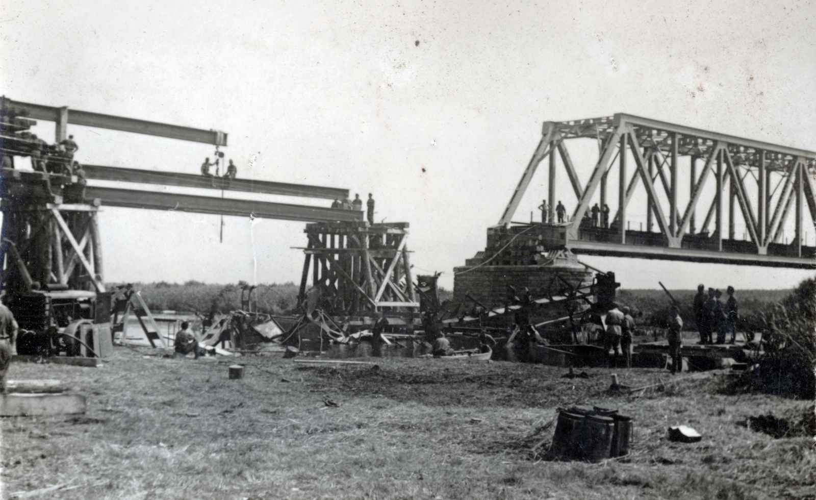 Ukraine, lerombolt vasúti híd helyreállításán dolgoznak a Magyar Királyi Honvédség 105. vasútépítő század katonái., 1943, Varga Csaba dr., bridge building, Fortepan #150915