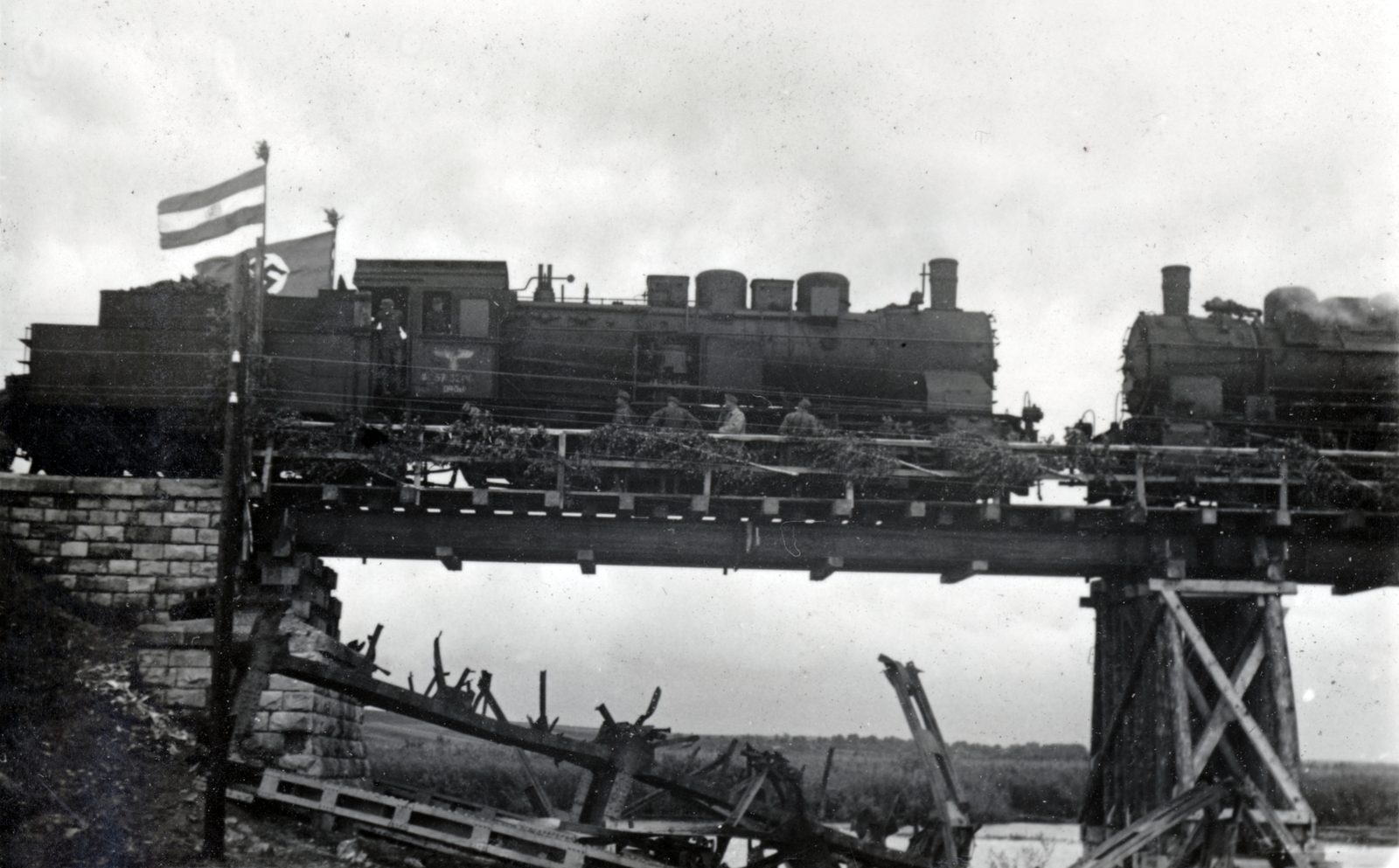 Ukraine, a Magyar Királyi Honvédség 105. vasútépítő százada által újjáépített híd átadása., 1943, Varga Csaba dr., steam locomotive, flag, swastica, train, Fortepan #150925