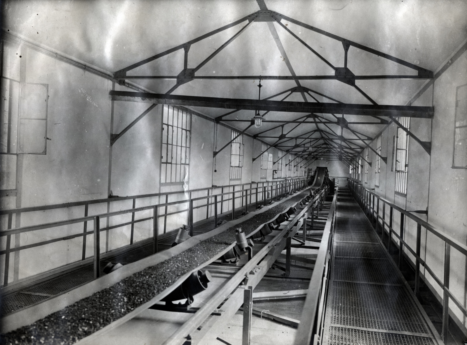 Hungary, Budapest XI., Kelenföldi Erőmű, szállítószalag a széntároló bunkerek felett., 1932, Varga Csaba dr., conveyor belt, Budapest, Fortepan #150972