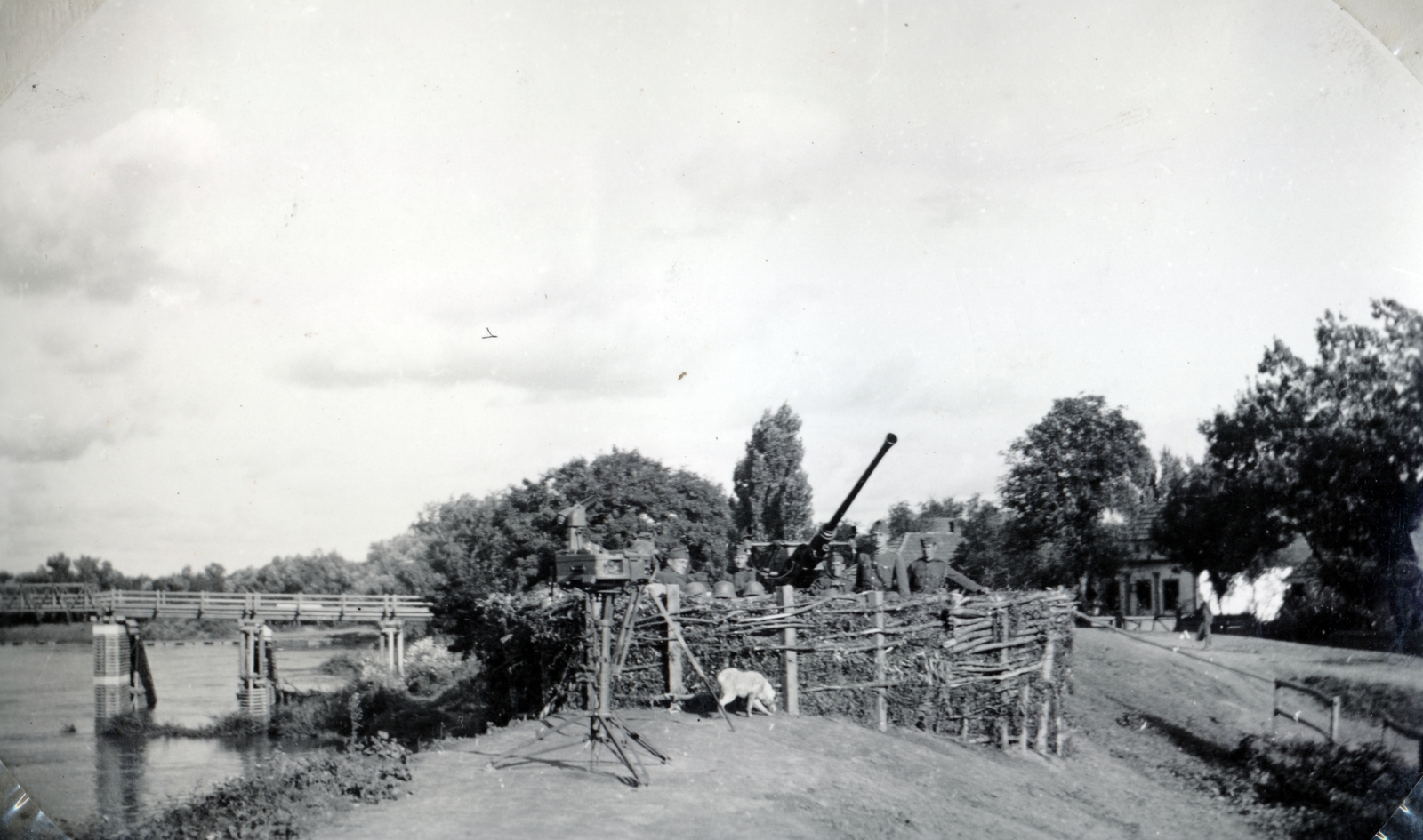 Hungary, Kisar, gépágyú állás., 1940, Varga Csaba dr., uniform, Tisza bridge, cannon, soldier, ordnance, autocannon, Gamma-brand, Bofors-brand, air defense, fire control equipment, Fortepan #150976