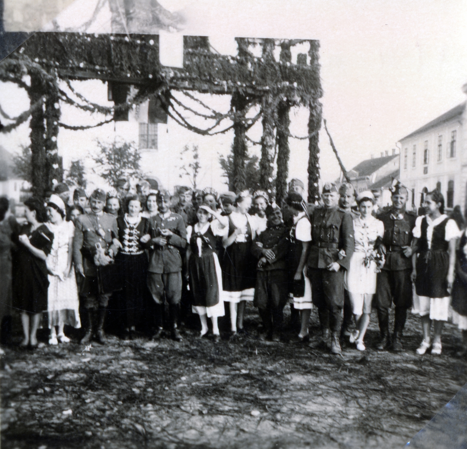 Romania,Transylvania, Târgu Lăpuș, a felvétel a magyar csapatok bevonulása idején készült., 1940, Varga Csaba dr., territorial gain, triumphal arc, Fortepan #151006