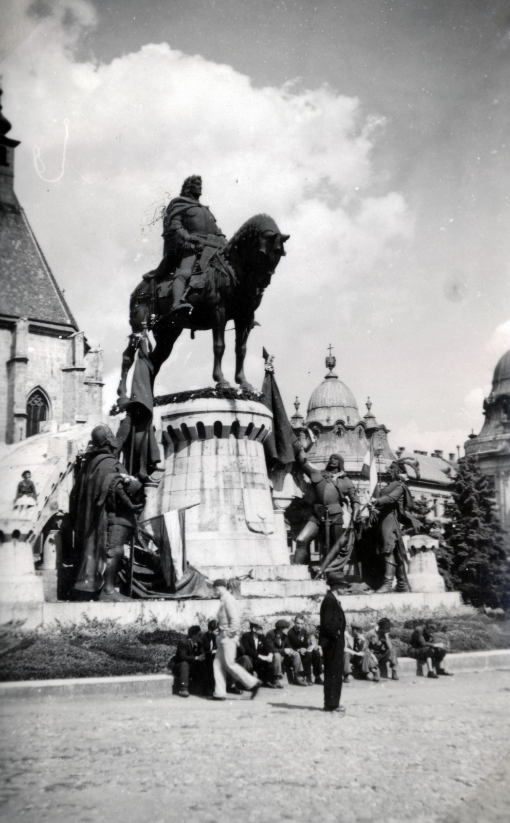 Románia,Erdély, Kolozsvár, Fő tér, Hunyadi Mátyás emlékműve (Fadrusz János, 1902.)., 1940, Varga Csaba dr., emlékmű, lovas szobor, Mátyás király ábrázolás, csúcsív, Fortepan #151013