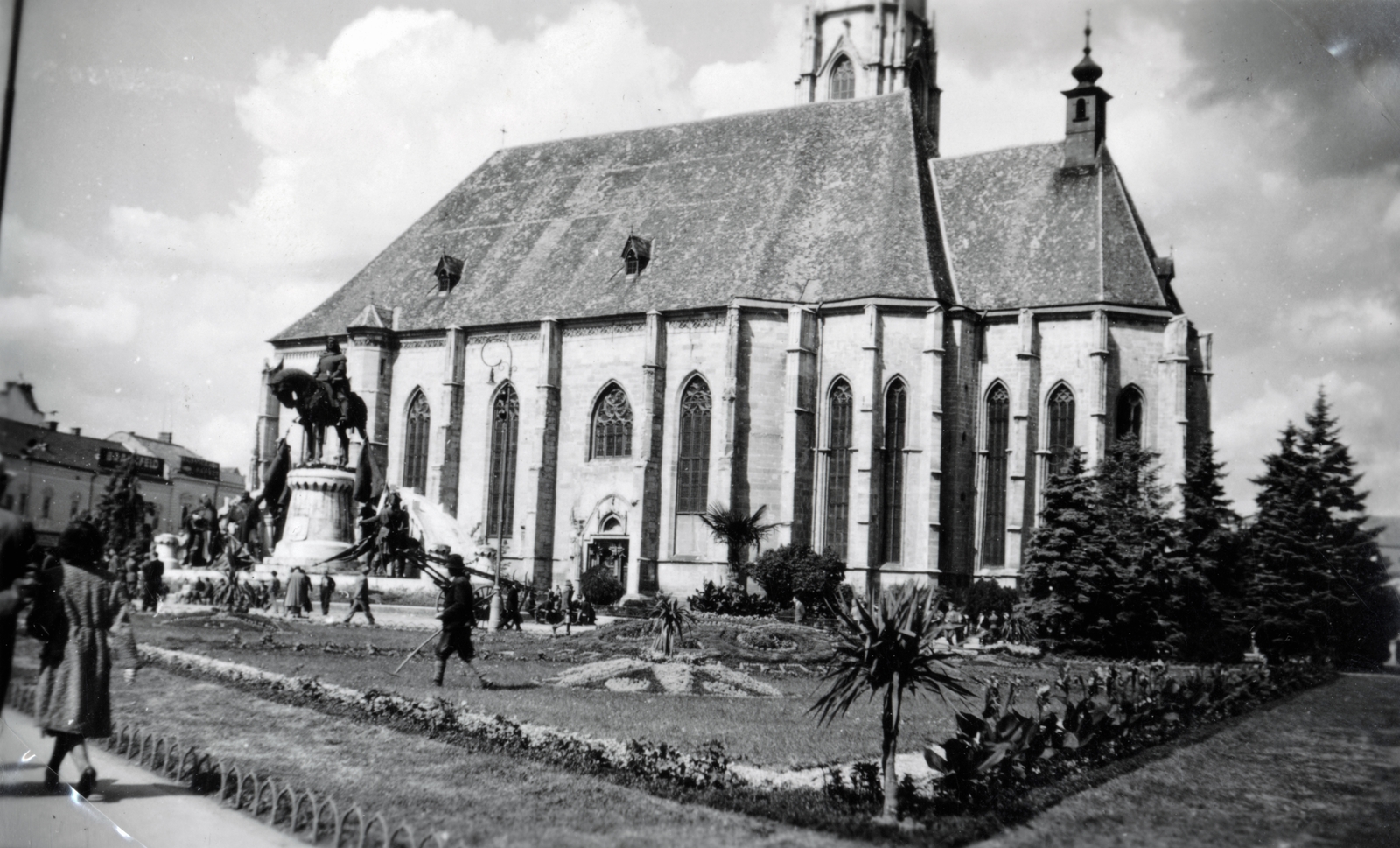 Romania,Transylvania, Cluj-Napoca, Fő tér, Hunyadi Mátyás emlékműve és a Szent Mihály-templom., 1940, Varga Csaba dr., church, monument, gothic, horse sculpture, King Mathias portrayal, pointed arch, Fortepan #151014