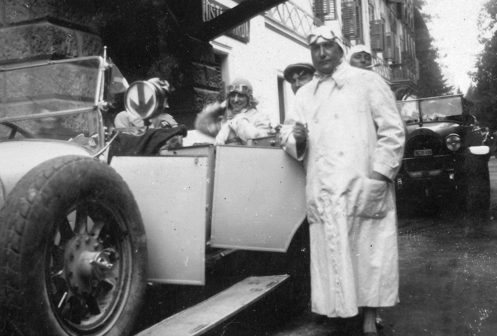 Hungary, untitled, Parádfürdő, Ifj. Francsek Imre és Mercedes típusú túraautója az 1927-i Magyar Túraúton az Erzsébet szálló előtt., 1927, Saly Noémi, smoking, Gerrman brand, women, men, Mercedes-brand, automobile, Fortepan #15102