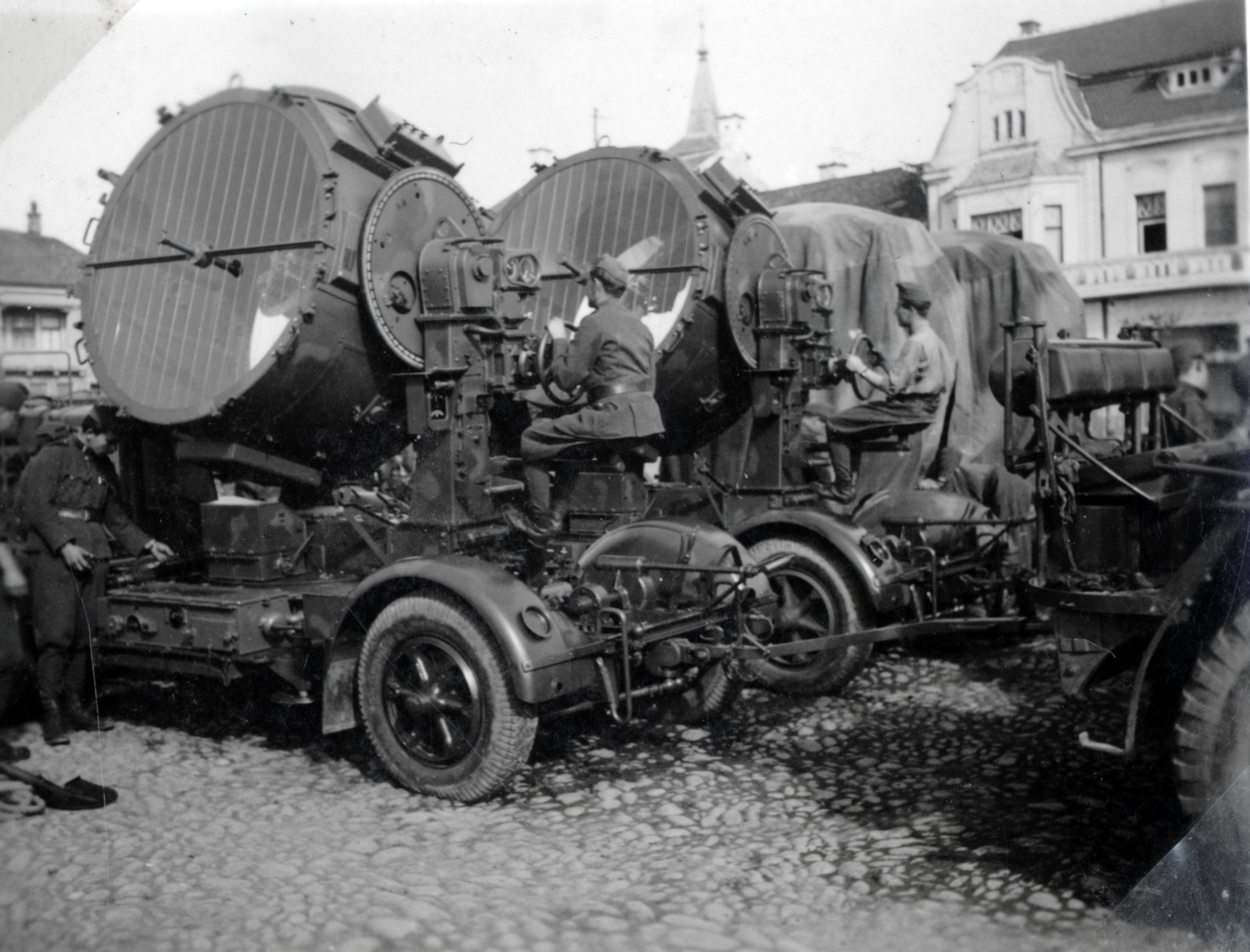 Romania,Transylvania, Reghin, Piaţa Petru Maior (ekkor Horthy Miklós tér), légvédelmi fényszórók. A háttérben az Urunk mennybemenetele ortodox templom (Biserica ortodoxă „Înălțarea Domnului") tornya látszik. A felvétel a magyar csapatok bevonulása idején készült., 1940, Varga Csaba dr., territorial gain, Flakscheinwerfer 34, Fortepan #151023