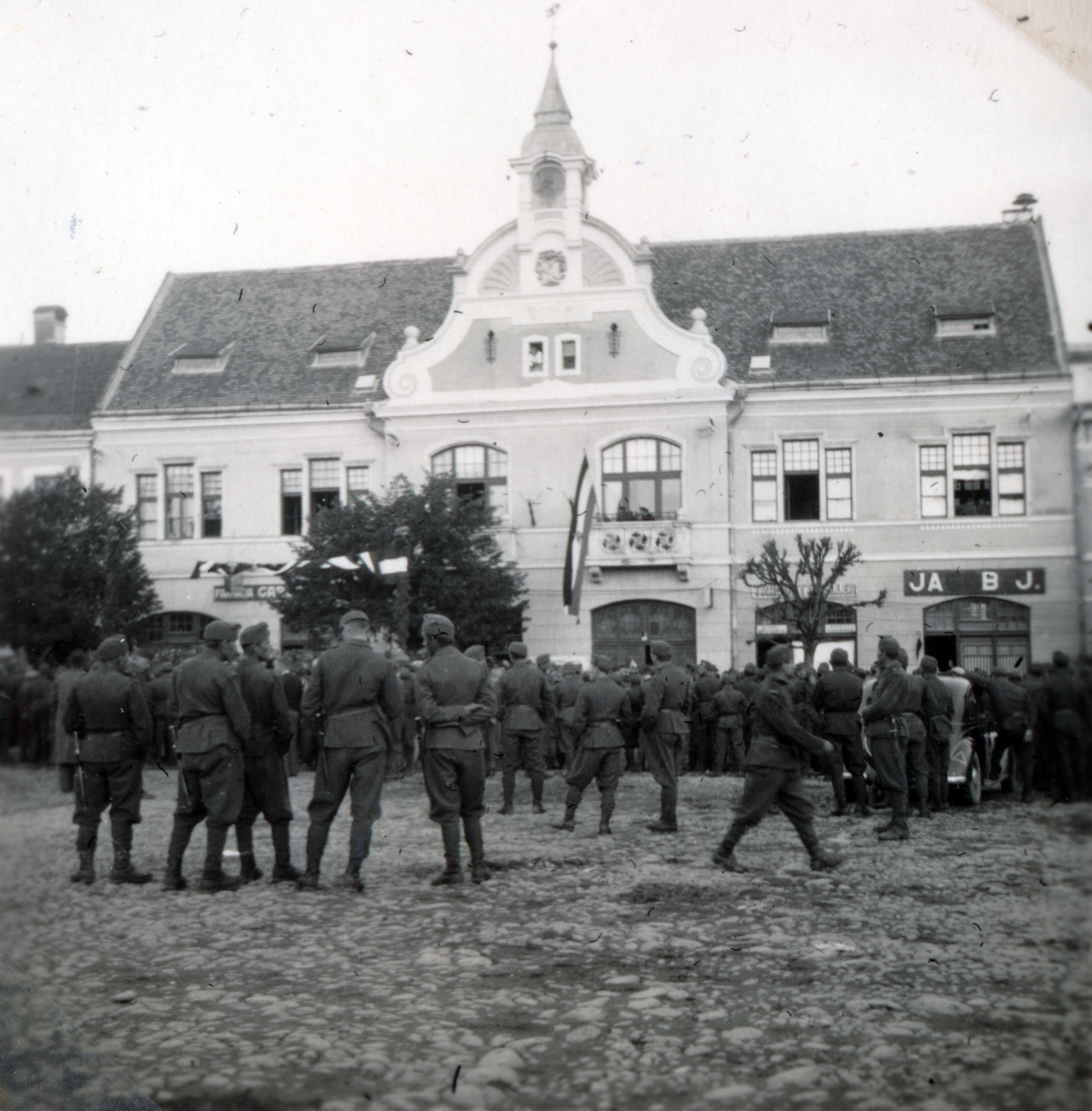 Romania,Transylvania, Reghin, Piaţa Petru Maior (ekkor Horthy Miklós tér), Városháza. A felvétel a magyar csapatok bevonulása idején készült., 1940, Varga Csaba dr., territorial gain, Fortepan #151026