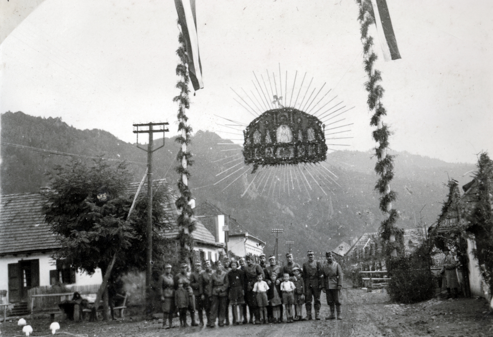 Romania,Transylvania, Răstolita, diadalkapu a magyar csapatok bevonulása idején., 1940, Varga Csaba dr., territorial gain, crown, triumphal arc, Fortepan #151040