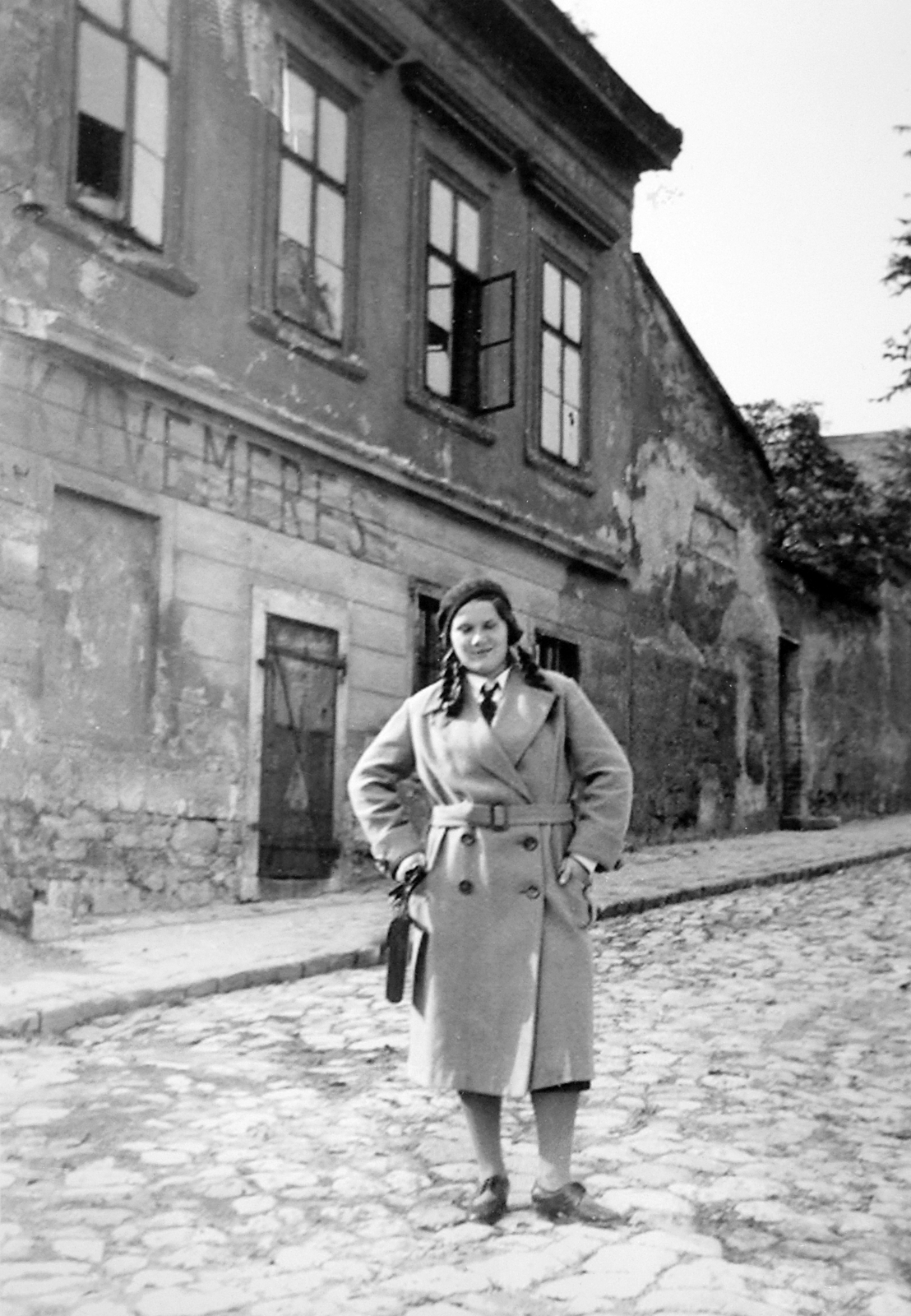 Magyarország, Tabán, Budapest I., Ív utca., 1932, Saly Noémi, kávémérés, Budapest, kockakő, lány, eltűnt, kabát, hajfonat, Fortepan #15108