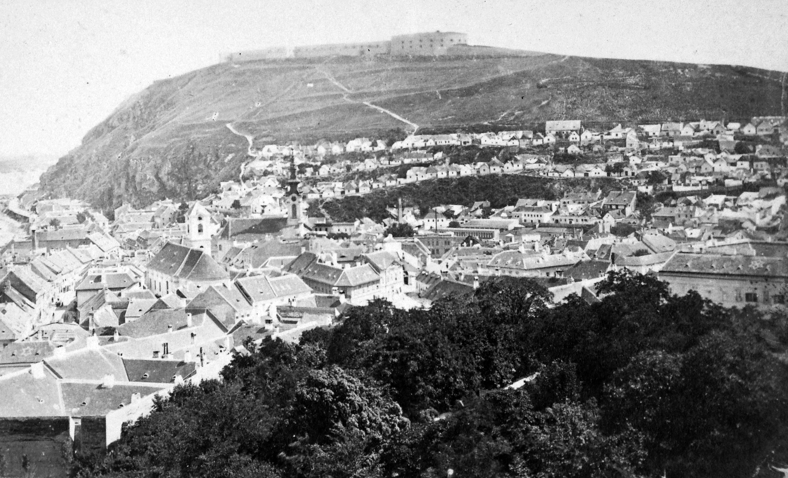 Hungary, Budapest I., kilátás a Tabán felé, szemben a Gellért-hegy a Citadellával. A felvétel 1872 körül készült., 1900, Saly Noémi, roof, Budapest, Fortepan #15109