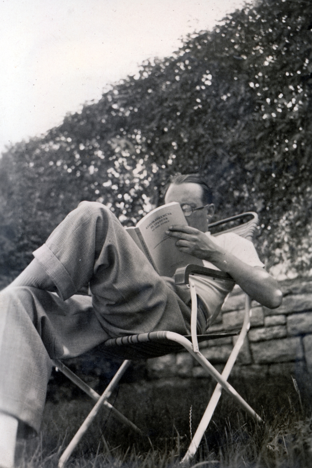 Magyarország, Bükkszentkereszt, Hollóstető., 1940, Kőszegi Anna, kerti szék, átvetett láb, Fortepan #151092