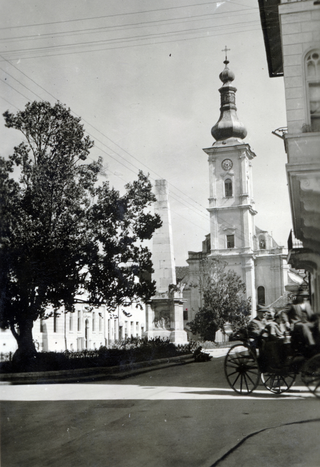 Románia,Erdély, Kolozsvár, Karolina tér (Piata Muzeului), Karolina oszlop a ferences templom előtt., 1941, Kőszegi Anna, hintó, Fortepan #151100