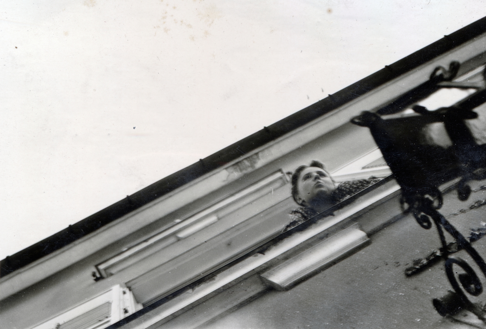 1941, Kőszegi Anna, leaning out of the window, slanted, bottom view, Fortepan #151104