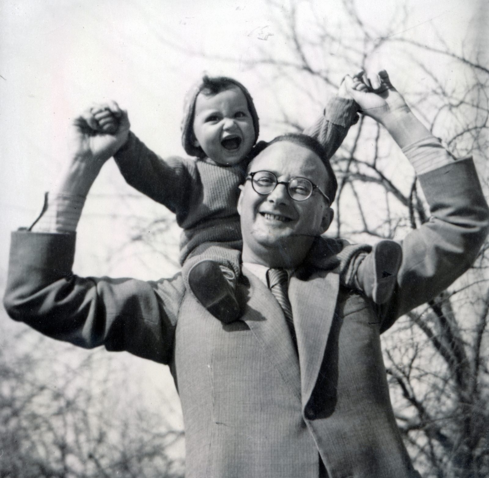 1942, Kőszegi Anna, sitting on the shoulders, Fortepan #151109