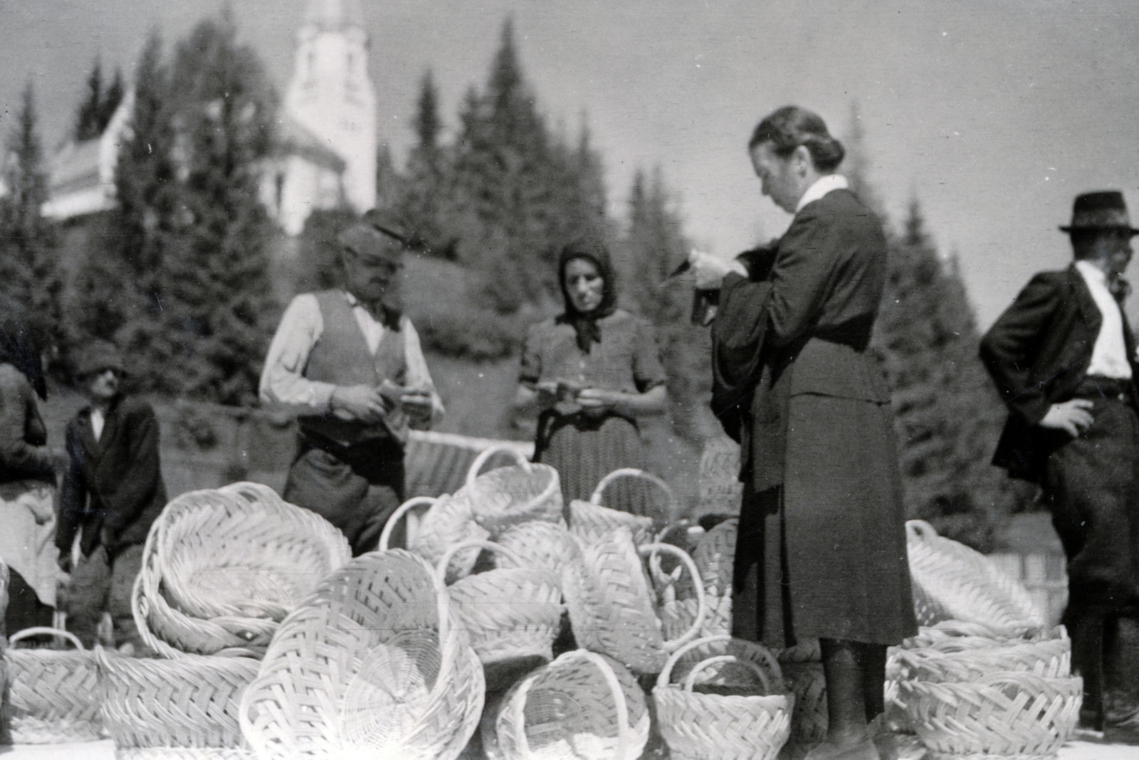 Romania,Transylvania, Borsec, a háttérben fenn a katolikus templom., 1943, Kőszegi Anna, market, basket, Fortepan #151116