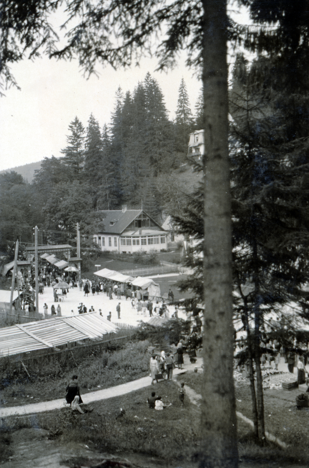 Románia,Erdély, Borszék, balra a székelykapu a fürdő bejárata., 1943, Kőszegi Anna, Fortepan #151117