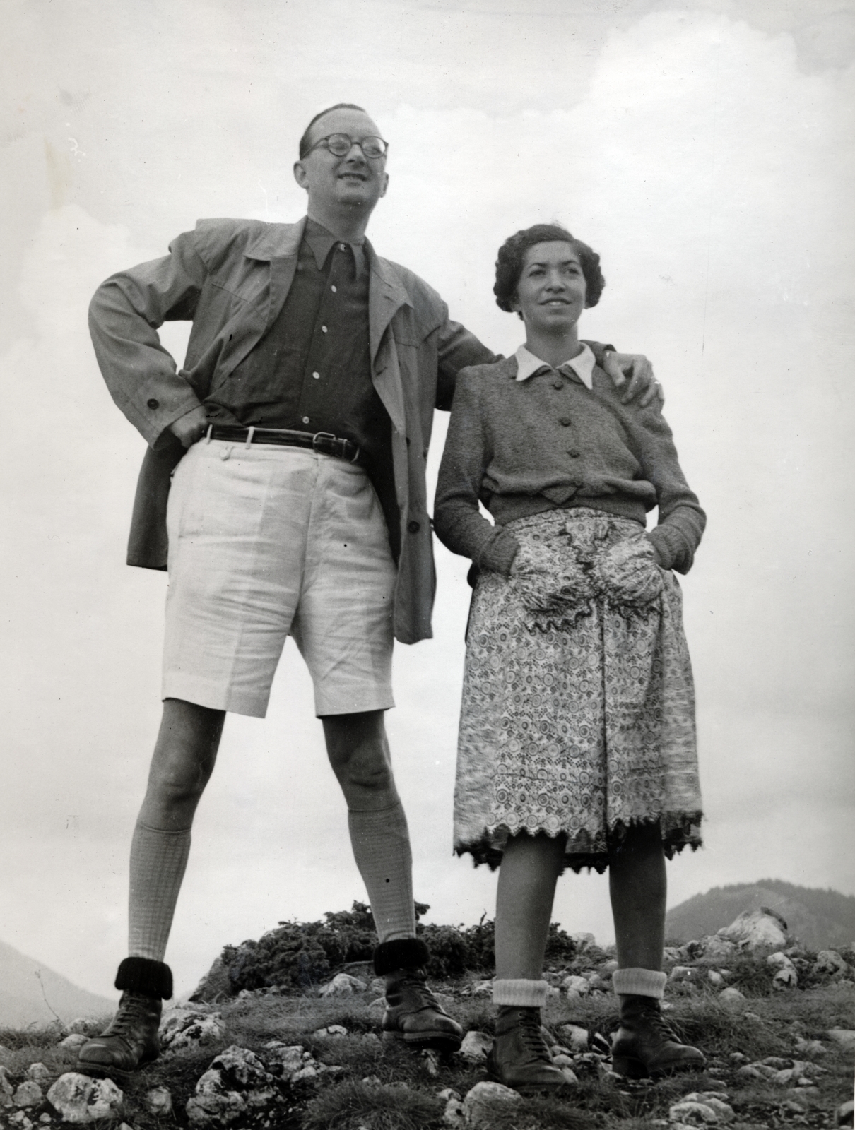 Romania,Transylvania, 1943, Kőszegi Anna, spreading, hands in pockets, arms around shoulders, Fortepan #151119