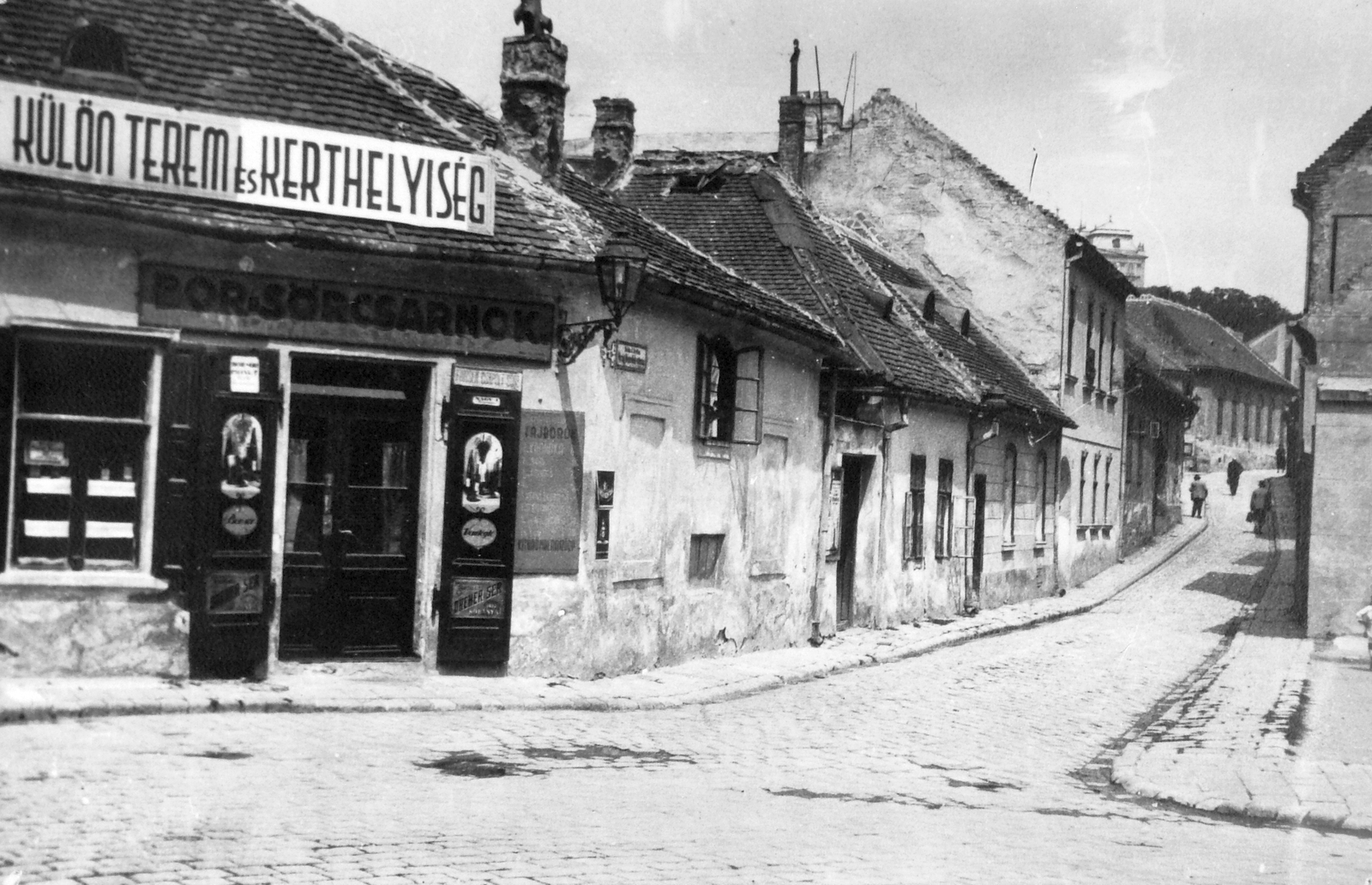 Hungary, Tabán, Budapest I., Hadnagy utca, szemben a Virág Benedek utca torkolata., 1928, Saly Noémi, restaurant, sign-board, street view, Budapest, beer, roof, window, Fortepan #15112