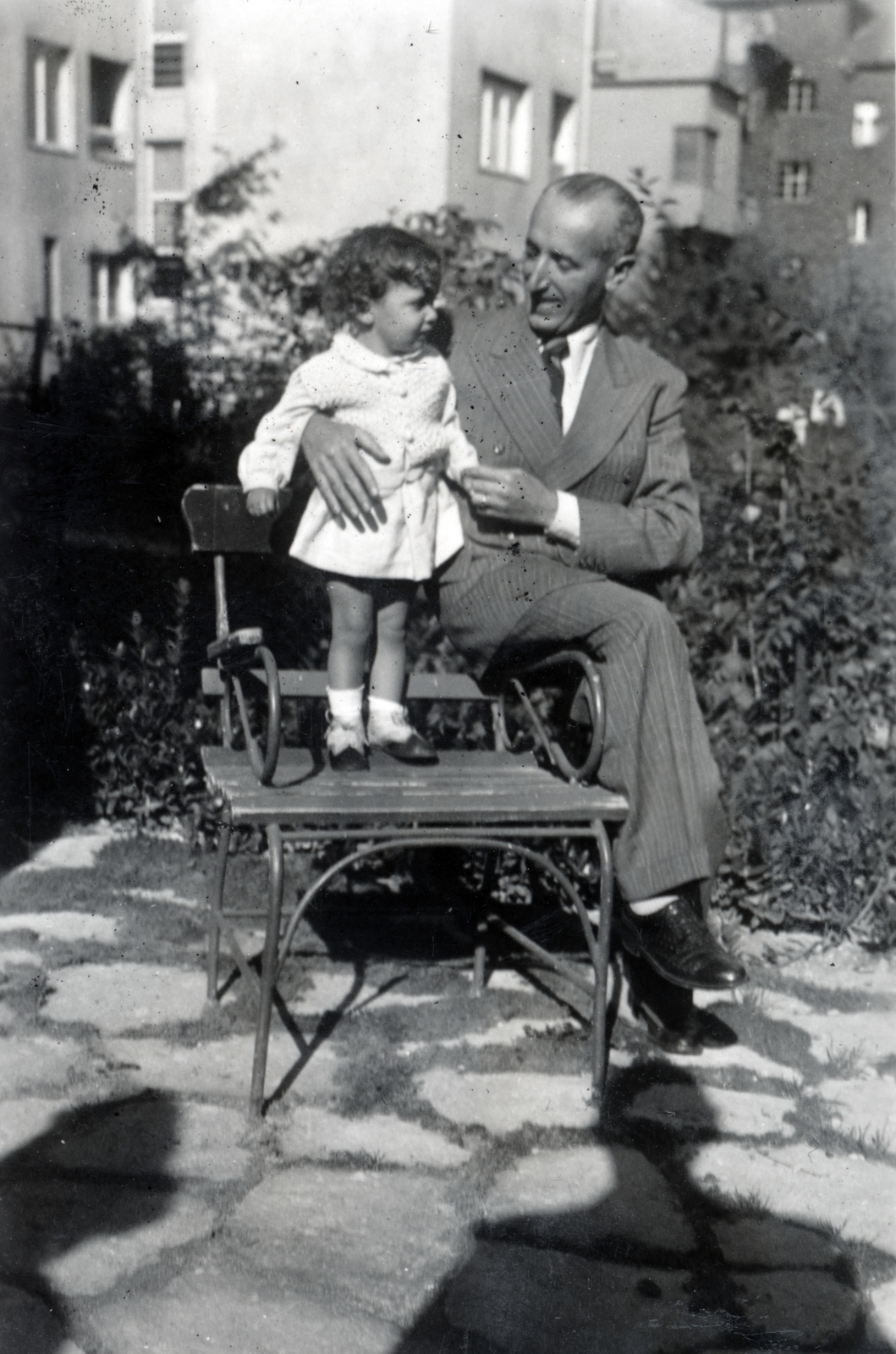 1943, Kőszegi Anna, standing on a chair, sitting on the armrest of a chair, Fortepan #151121