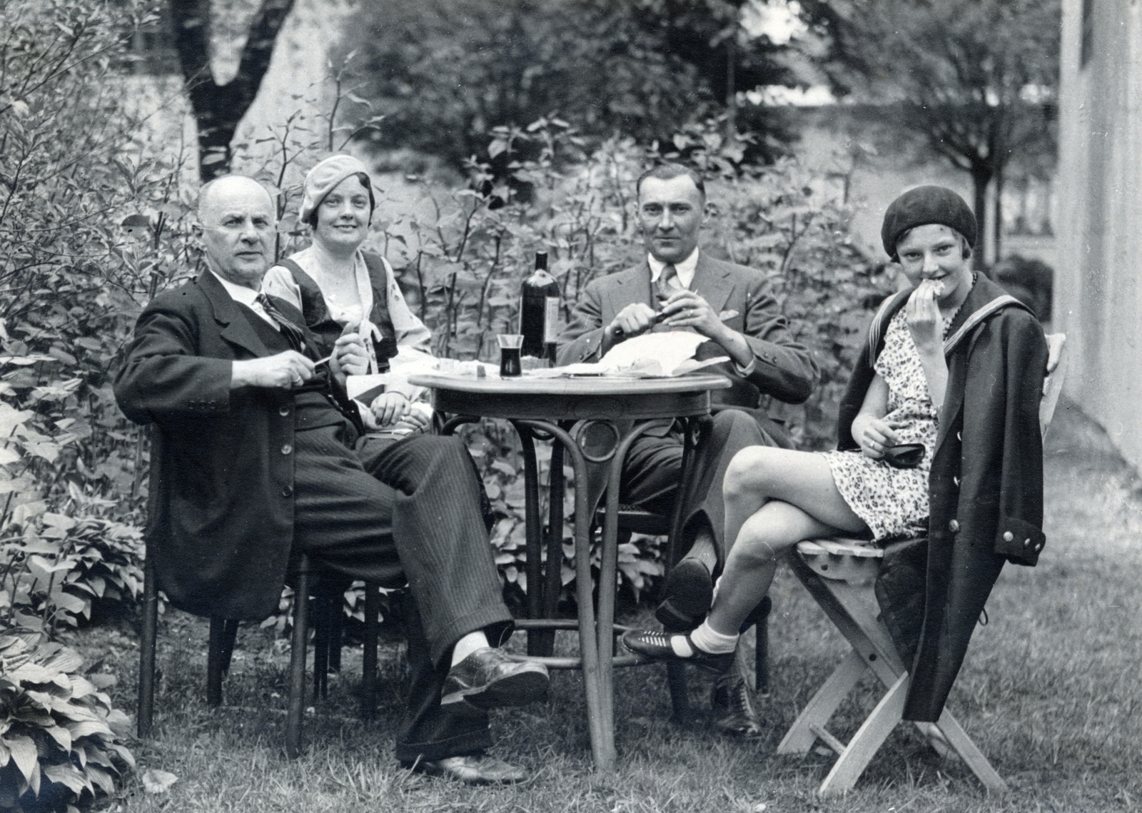 1935, Kőszegi Anna, kert, micisapka, átvetett láb, zokni-szandál, Fortepan #151126