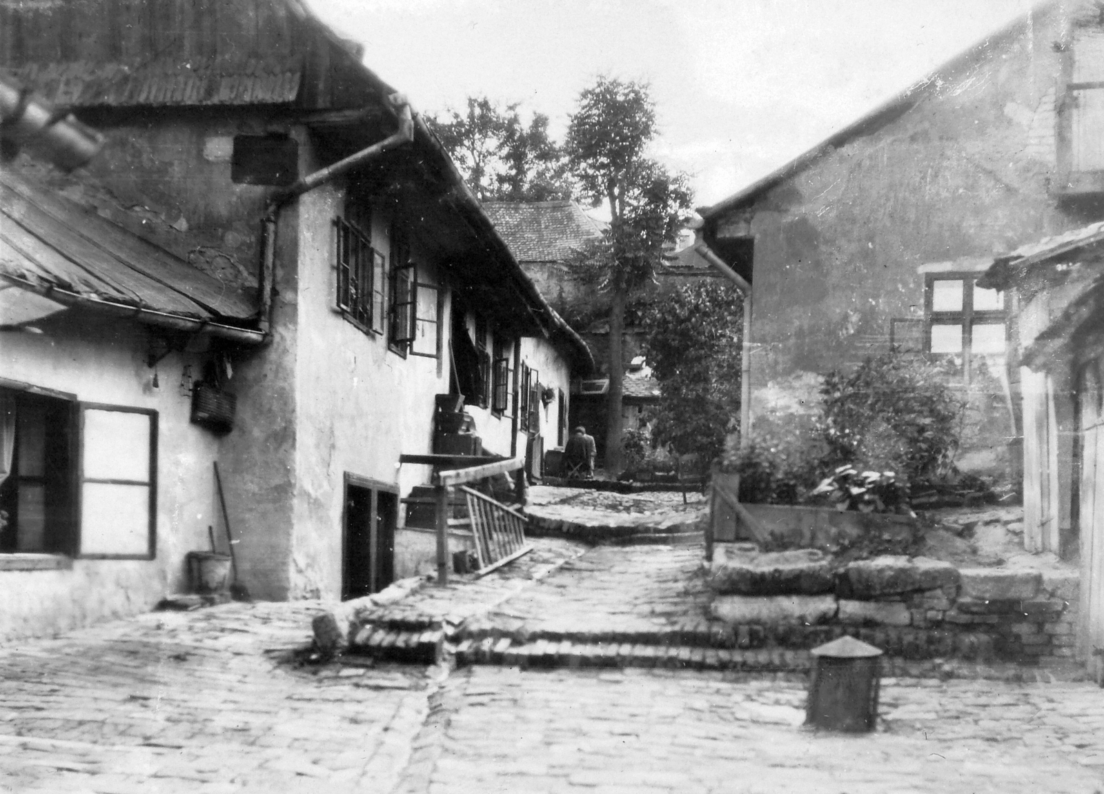 Magyarország, Tabán, Budapest I., Aranykacsa utca 1. udvara., 1922, Saly Noémi, Budapest, fa, létra, Fortepan #15113