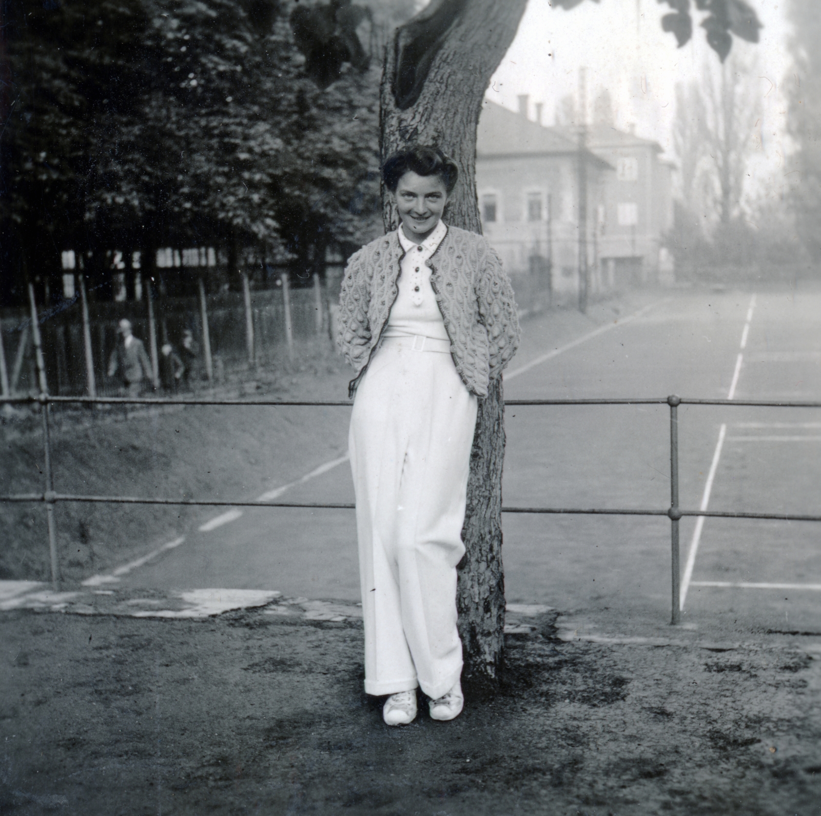 Hungary, Diósgyőr, Miskolc, vasgyári teniszpályák., 1939, Kőszegi Anna, woman, tennis court, hands behind the back, Fortepan #151181