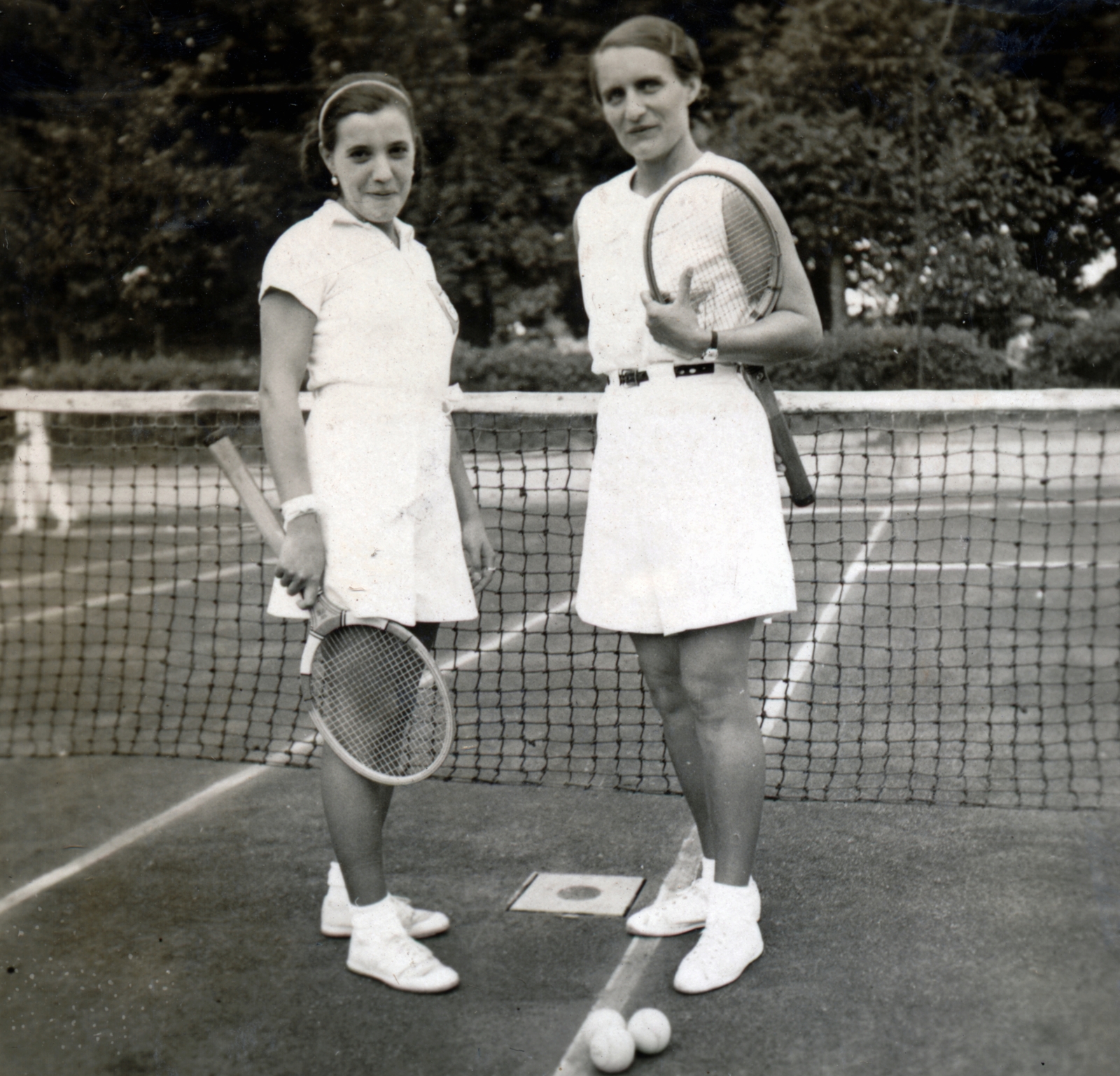 1937, Kőszegi Anna, women, tennis, tennis court, tennis rackets, tennis ball, white dress, Fortepan #151196