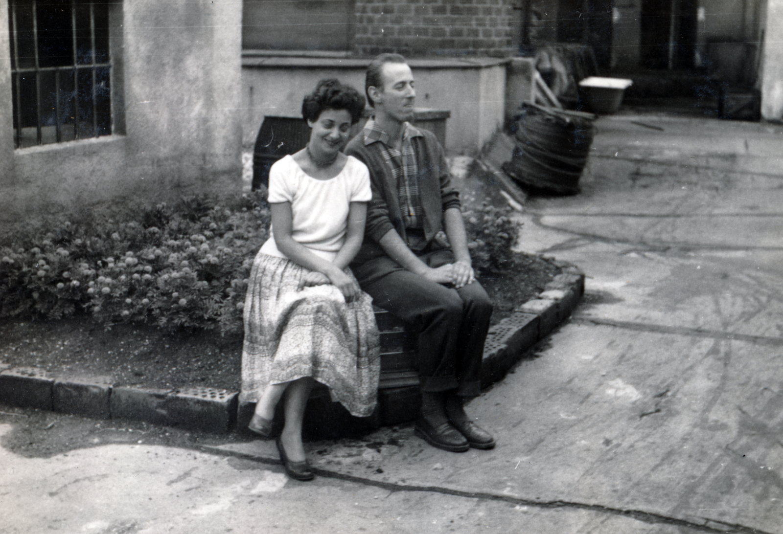 1958, Kőszegi Anna, man and woman, plaid shirt, inner courtyard, flower, Fortepan #151204