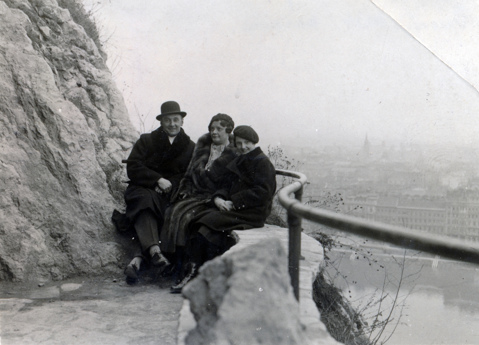 Hungary, Budapest XI., 1934, Kőszegi Anna, Budapest, railing, three people, sitting on a rock, Fortepan #151205