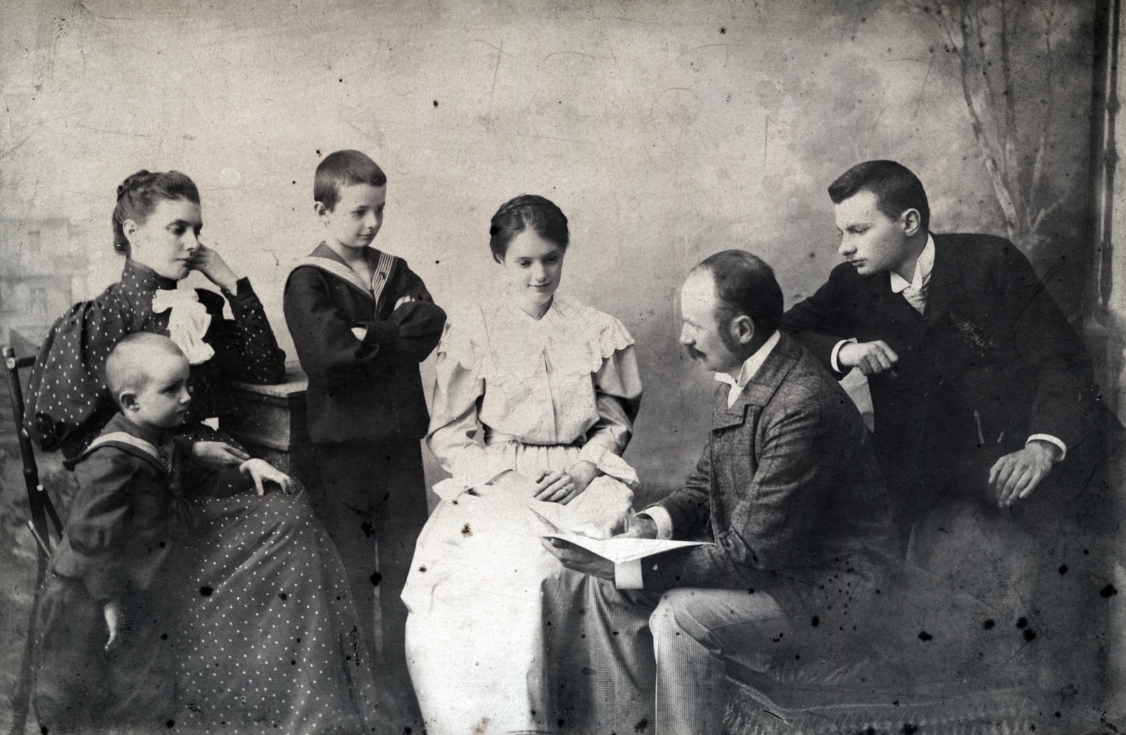 Magyarország, Kőszeg, 1905, Kőszegi Anna, család, könyv, díszletháttér, Fortepan #151211